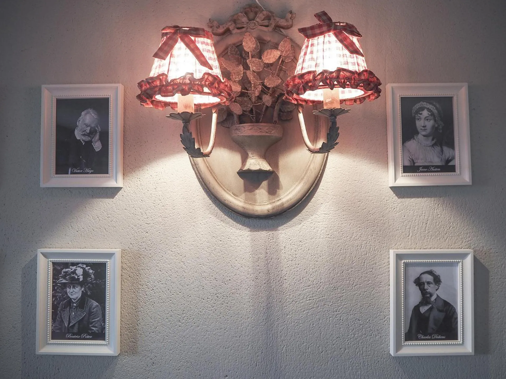 Library in B&B Antique Maison