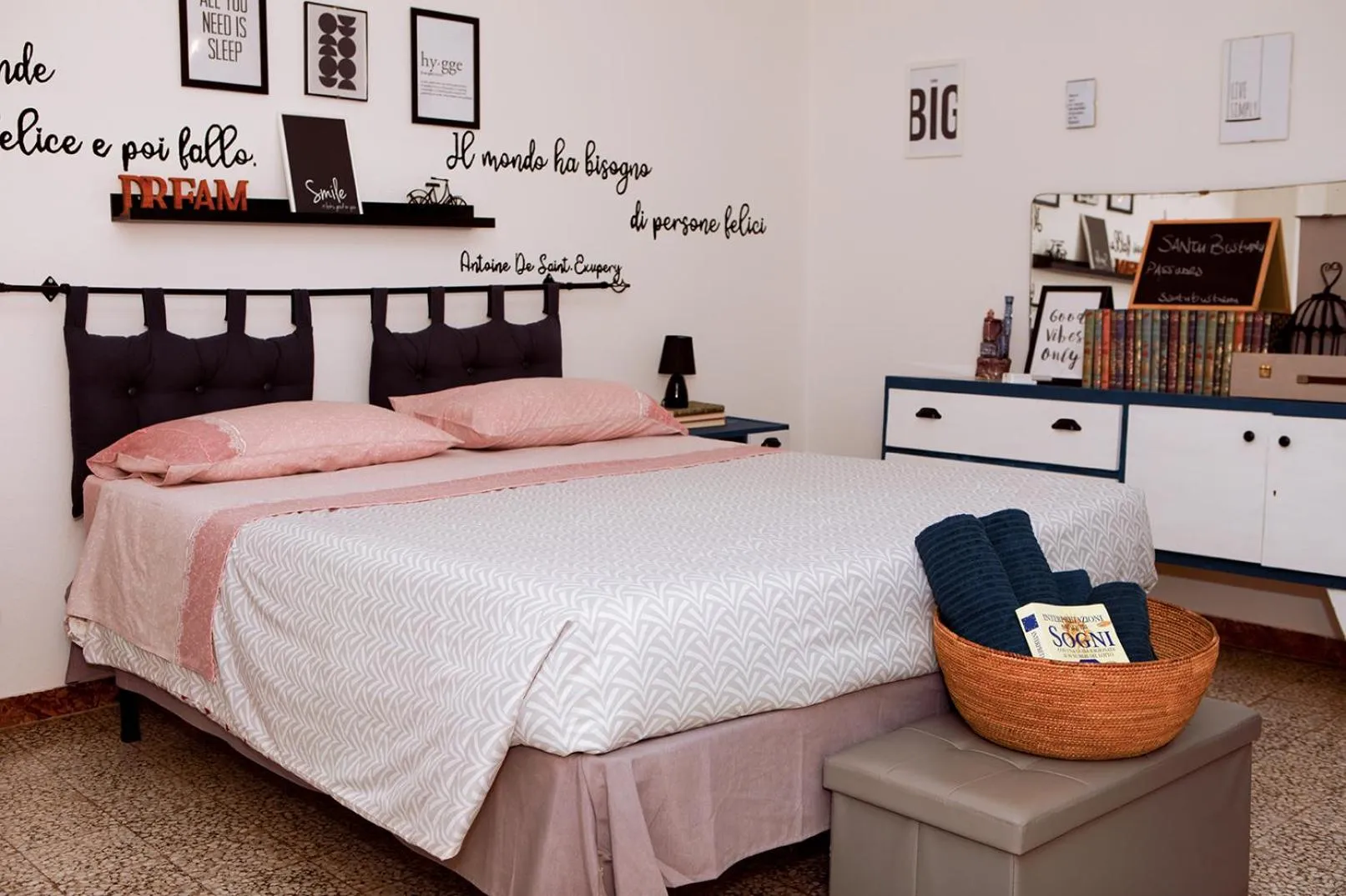 Photo of the whole room, Bed in Santu Bustianu