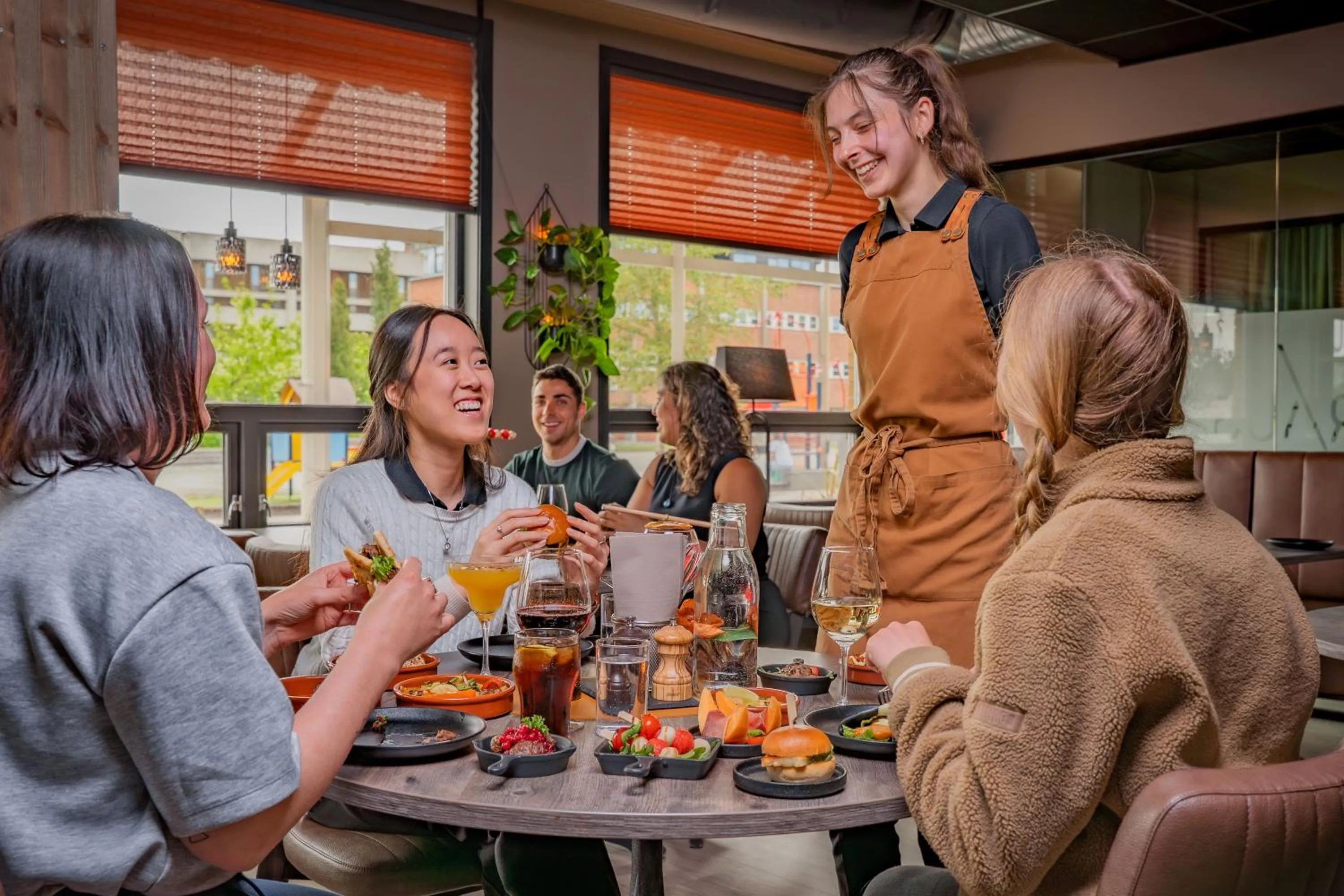 Restaurant/places to eat in Canyon Hotell