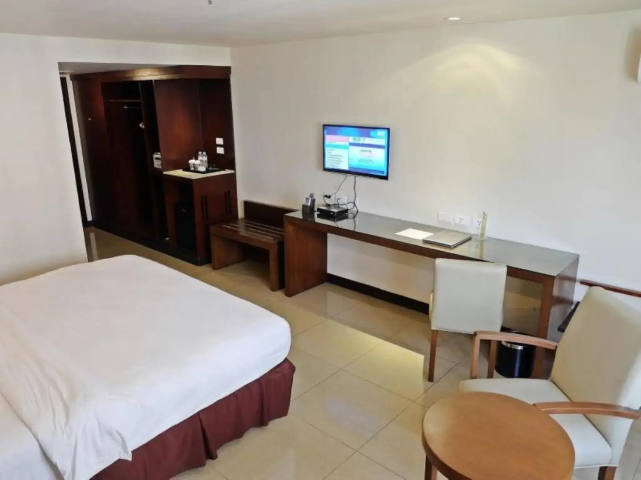 Photo of the whole room, Bed in Mandarin Plaza Hotel Photo of the whole room, Bed in Mandarin Plaza Hotel