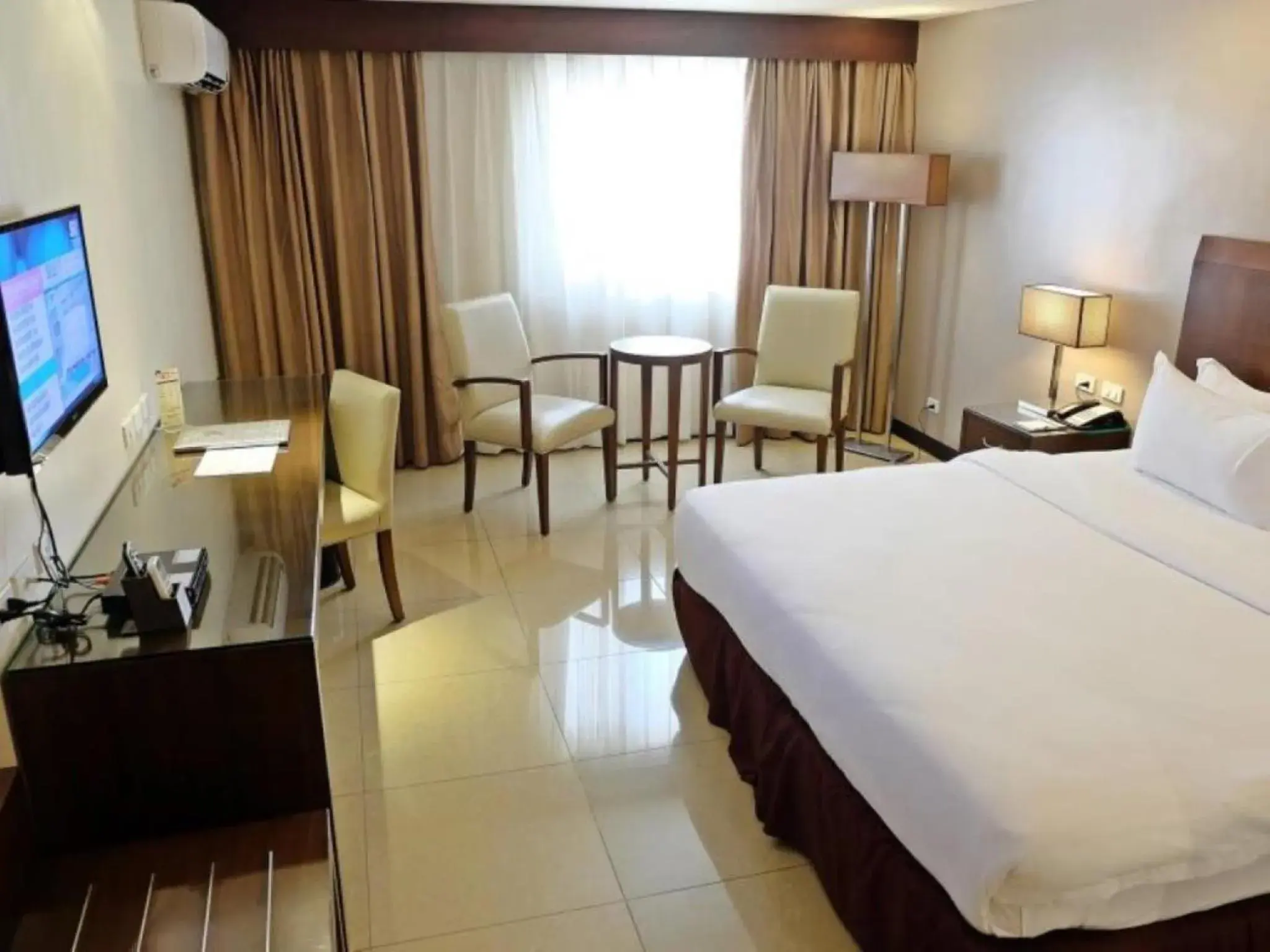 Deluxe King Room in Mandarin Plaza Hotel Deluxe King Room in Mandarin Plaza Hotel