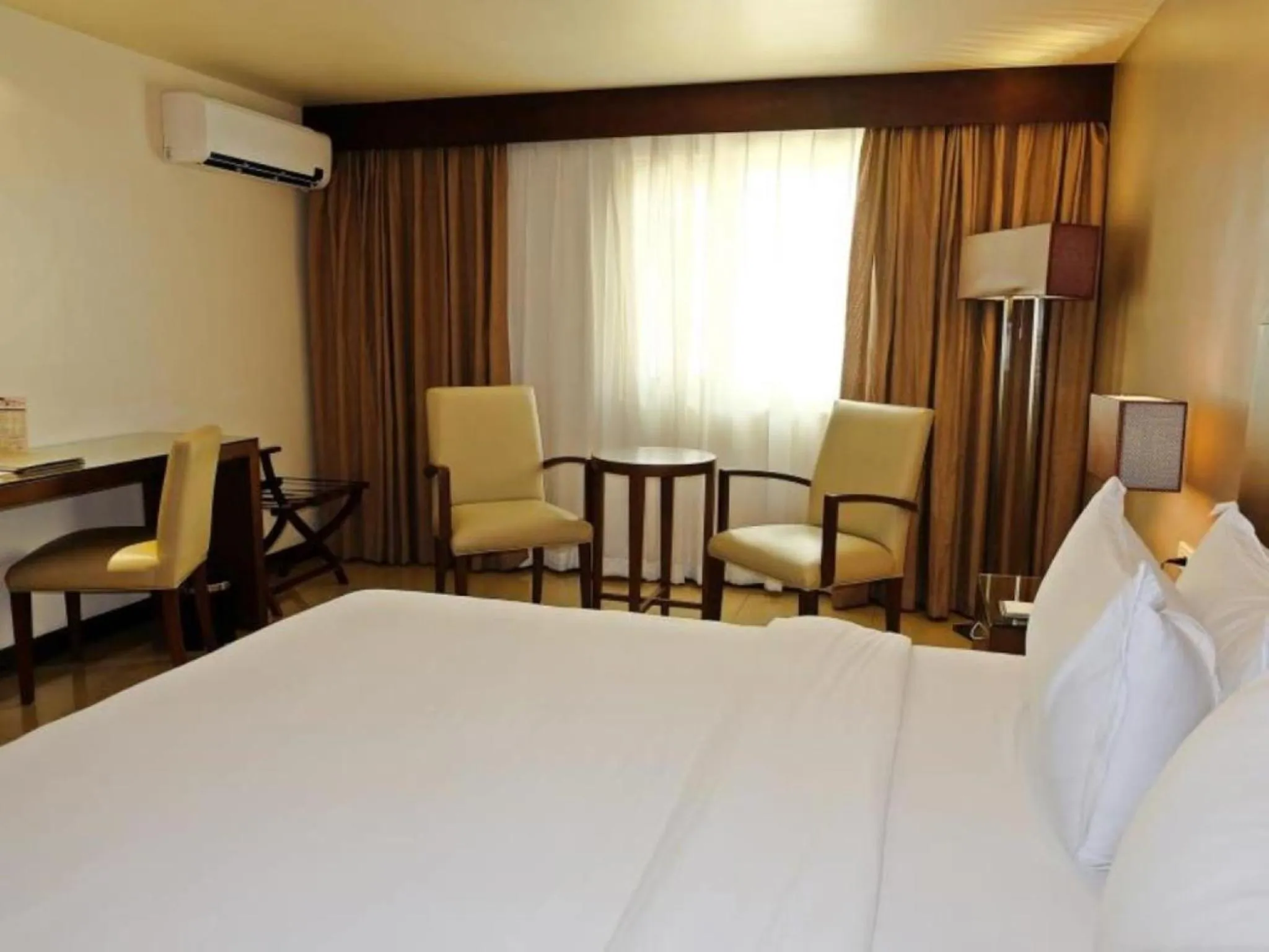 Photo of the whole room, Bed in Mandarin Plaza Hotel