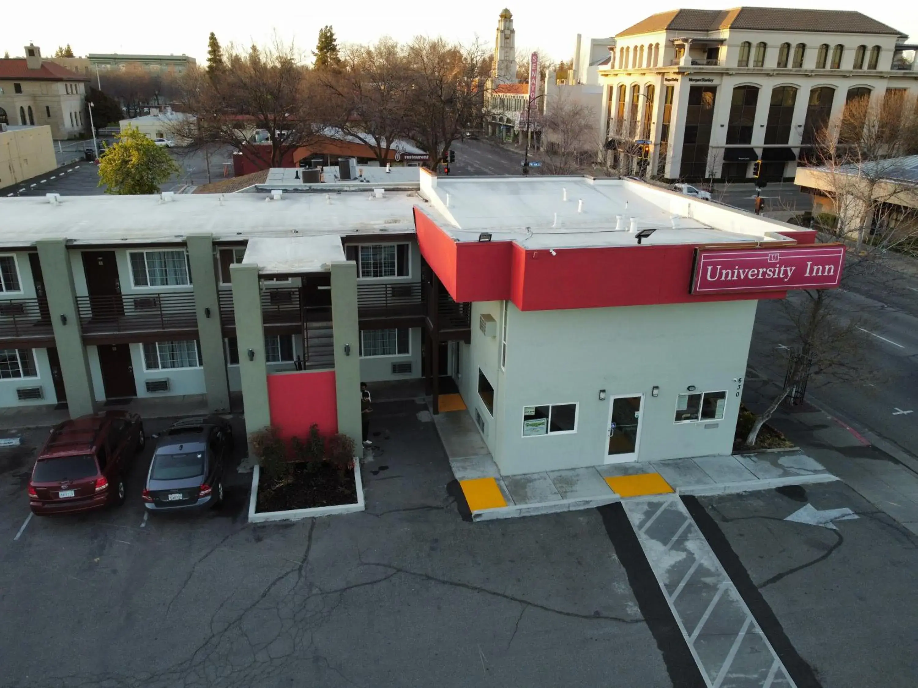 Property building in University Inn Chico Property building in University Inn Chico