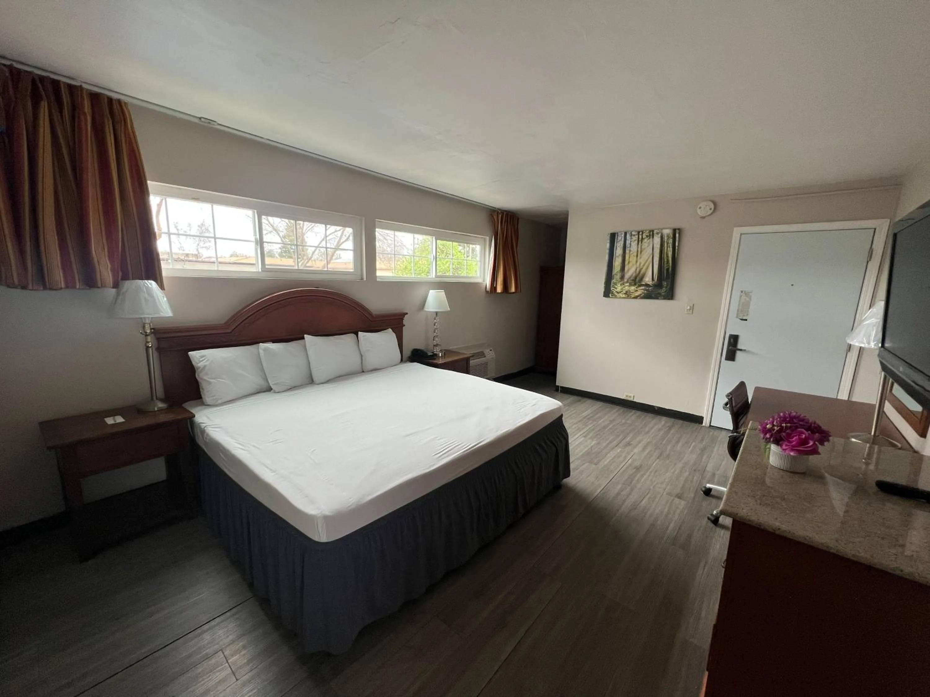 Bed in University Inn Chico