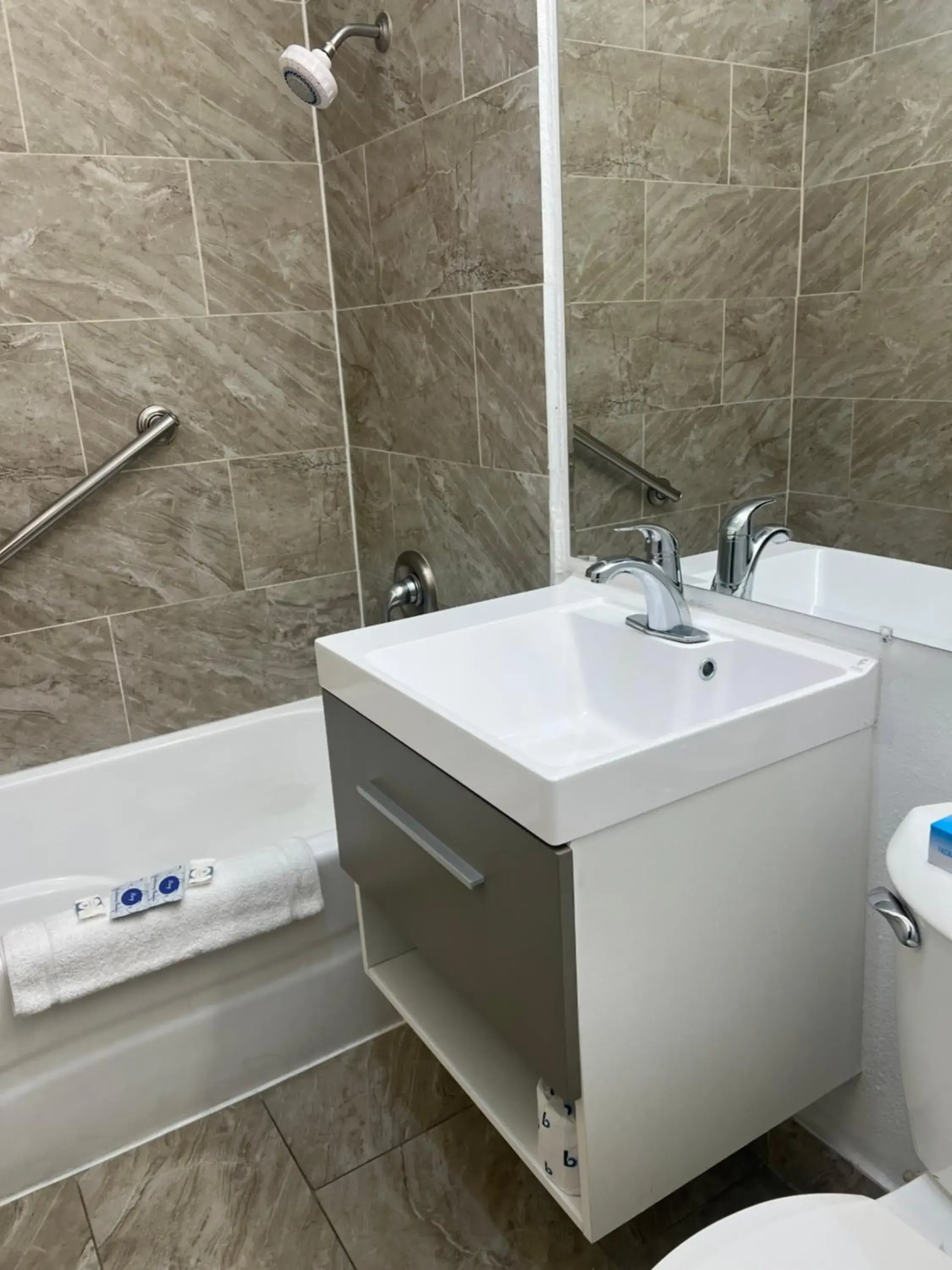 Shower in Days Inn by Wyndham Chico Shower in Days Inn by Wyndham Chico