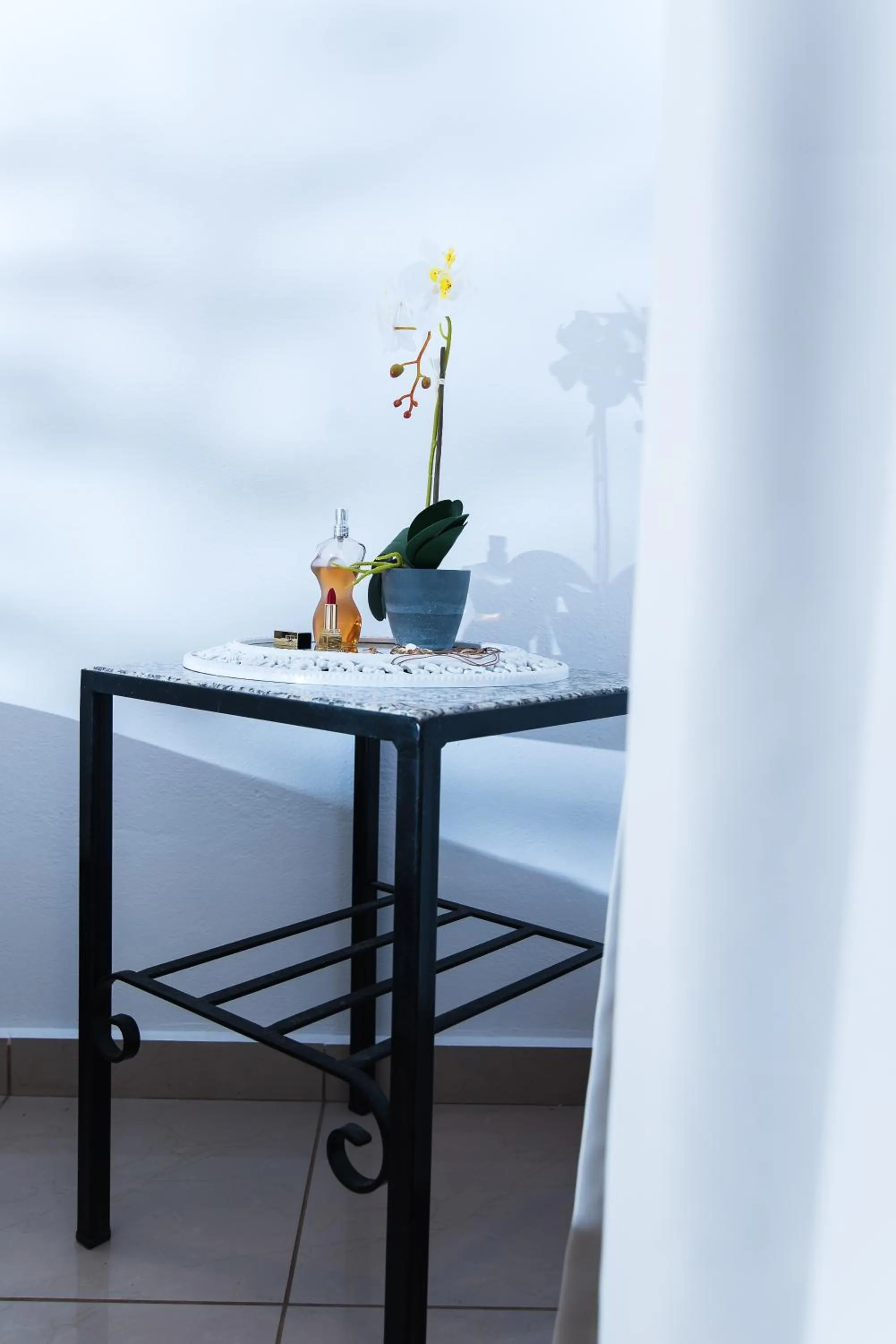 Text overlay, Bed in Real Palace