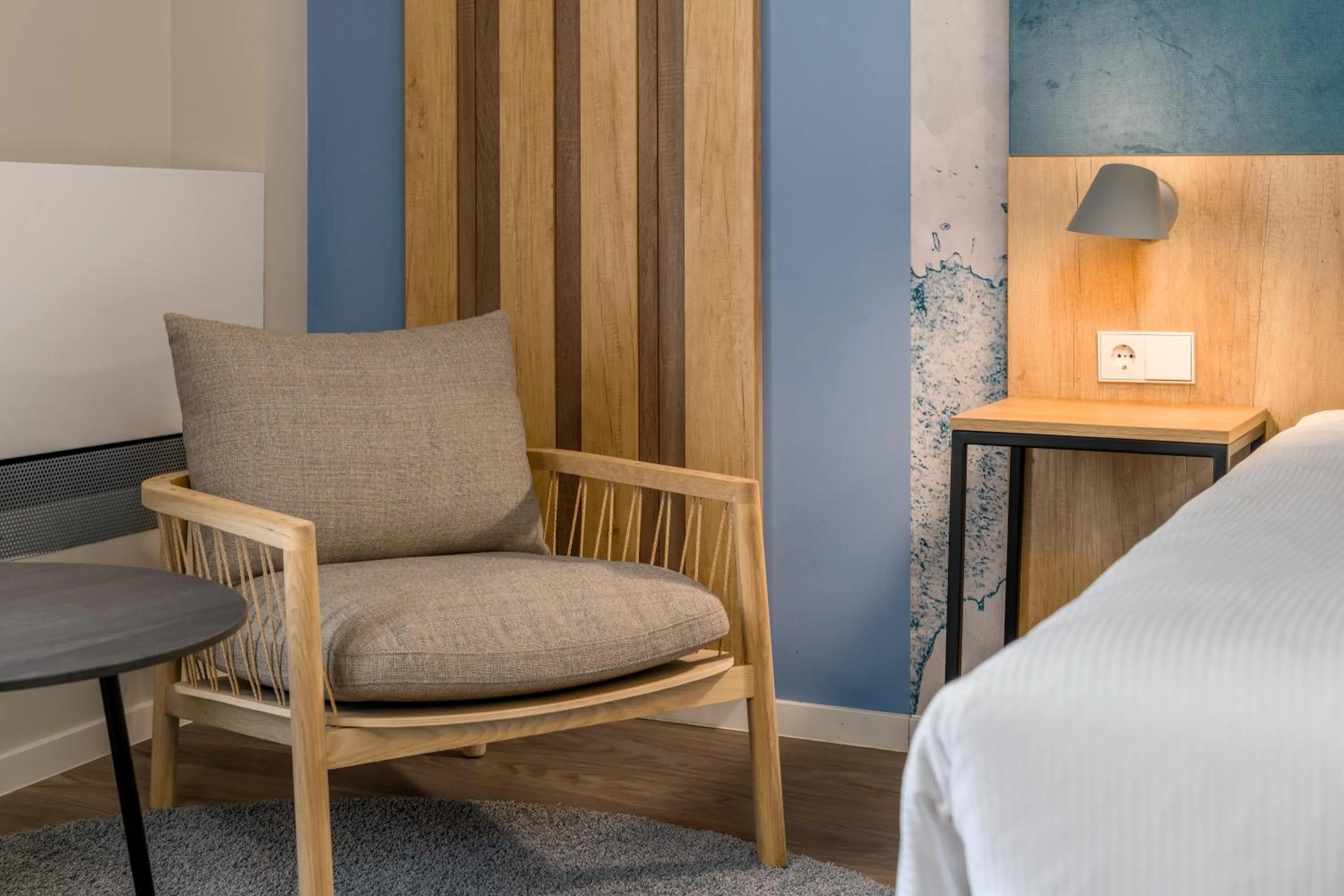 Seating area, Bed in Ibis Styles Regensburg