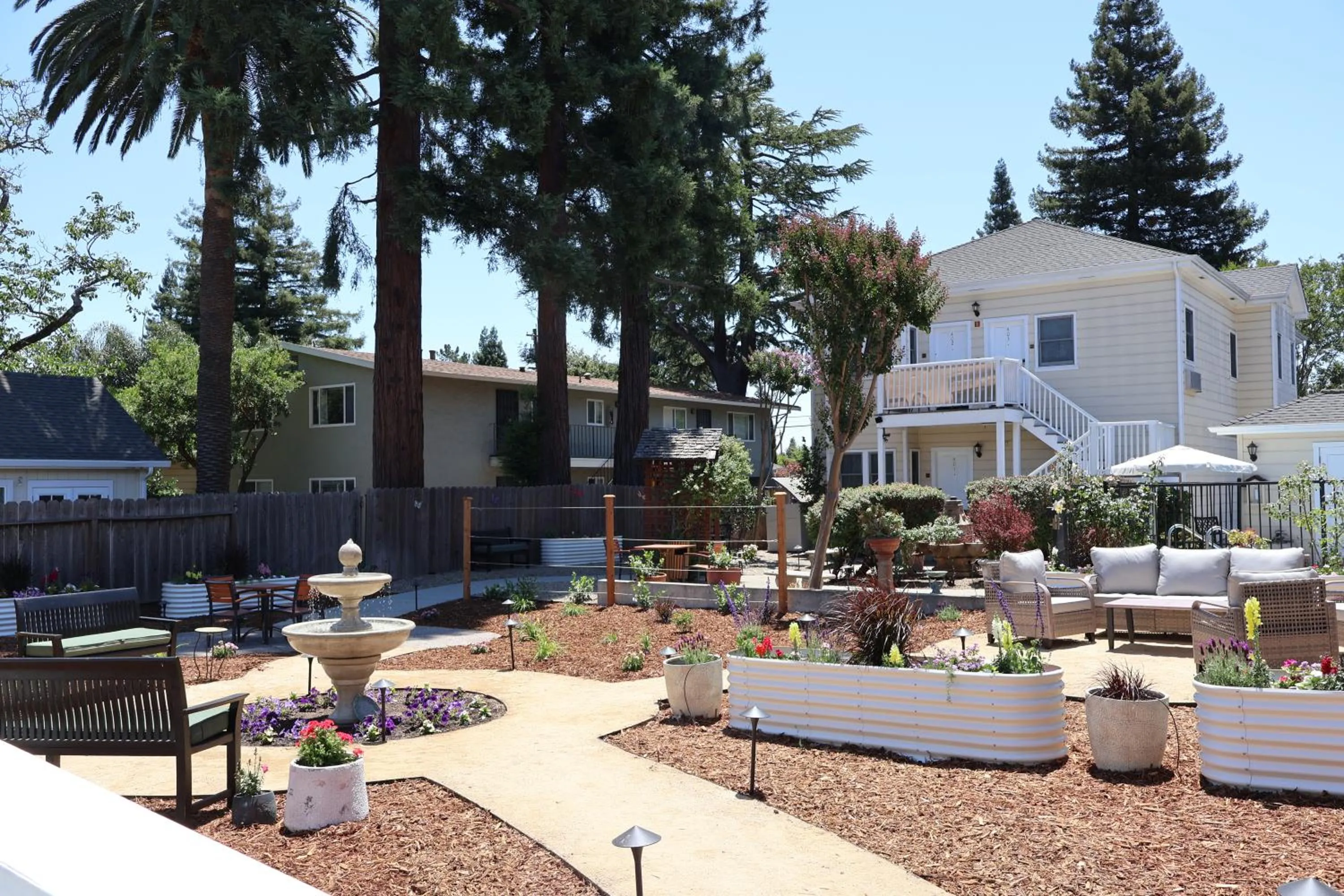 Inner courtyard view in Elm House Inn