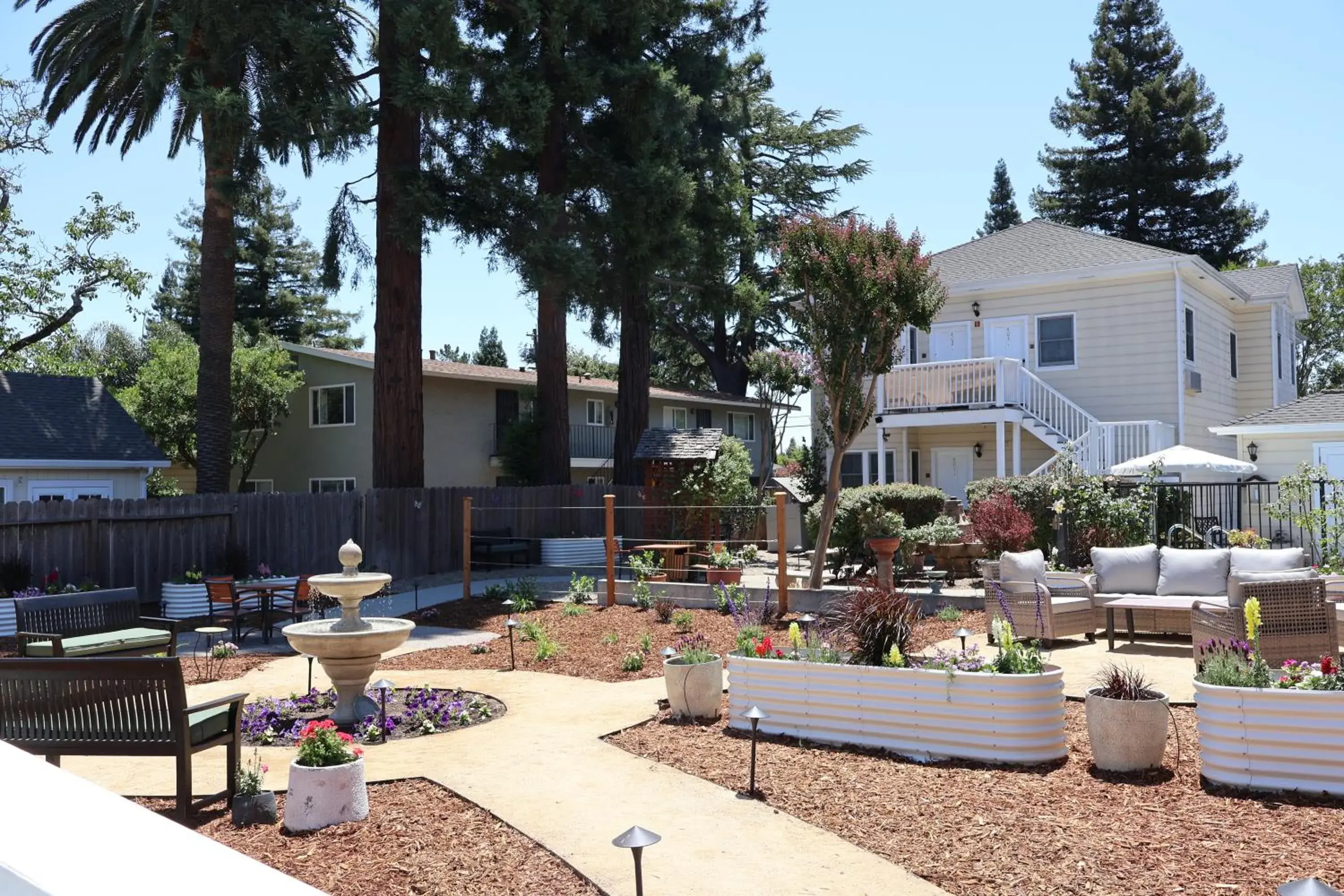 Inner courtyard view in Elm House Inn Inner courtyard view in Elm House Inn