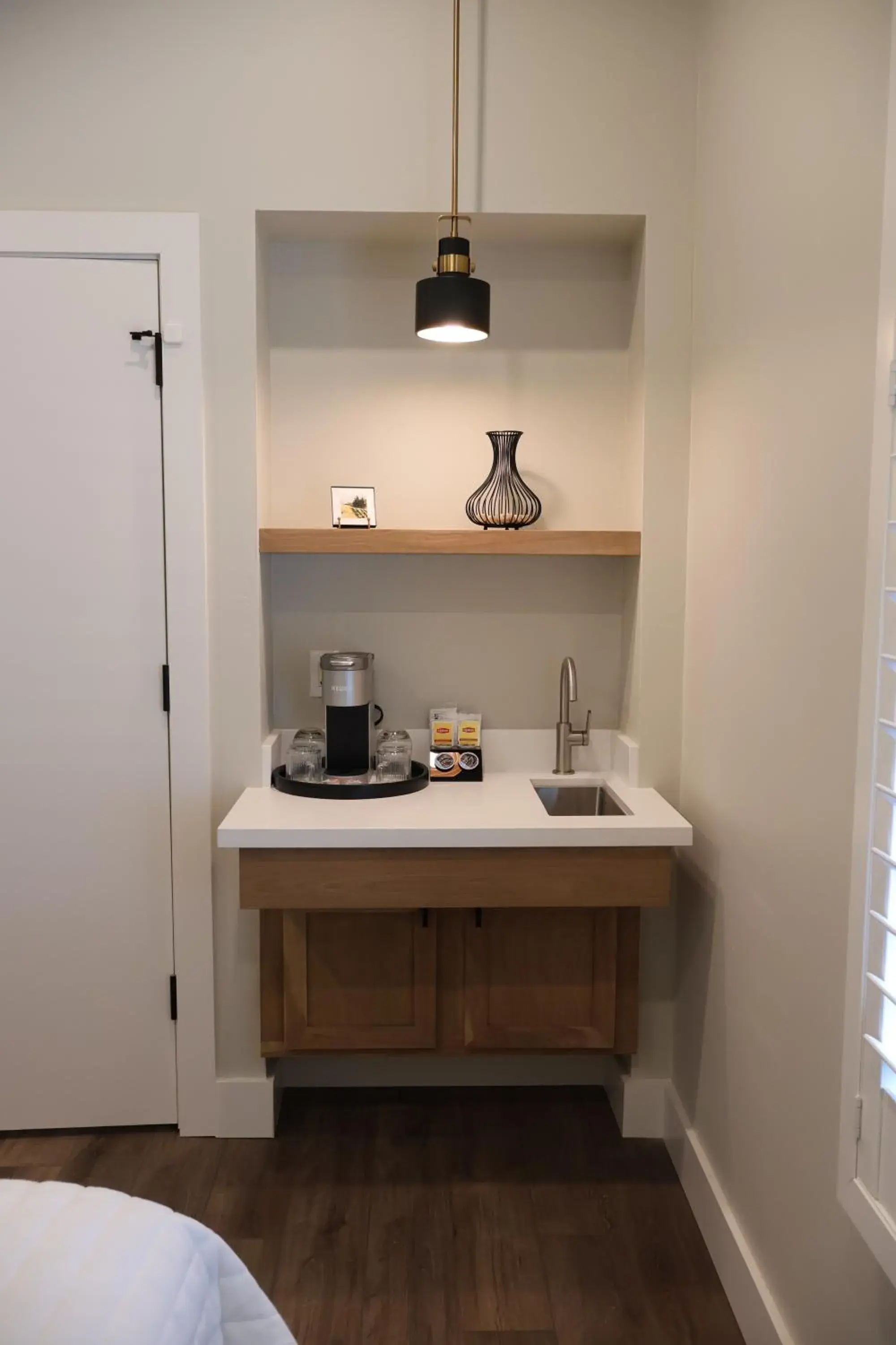 Coffee/tea facilities, Bed in Elm House Inn Coffee/tea facilities, Bed in Elm House Inn