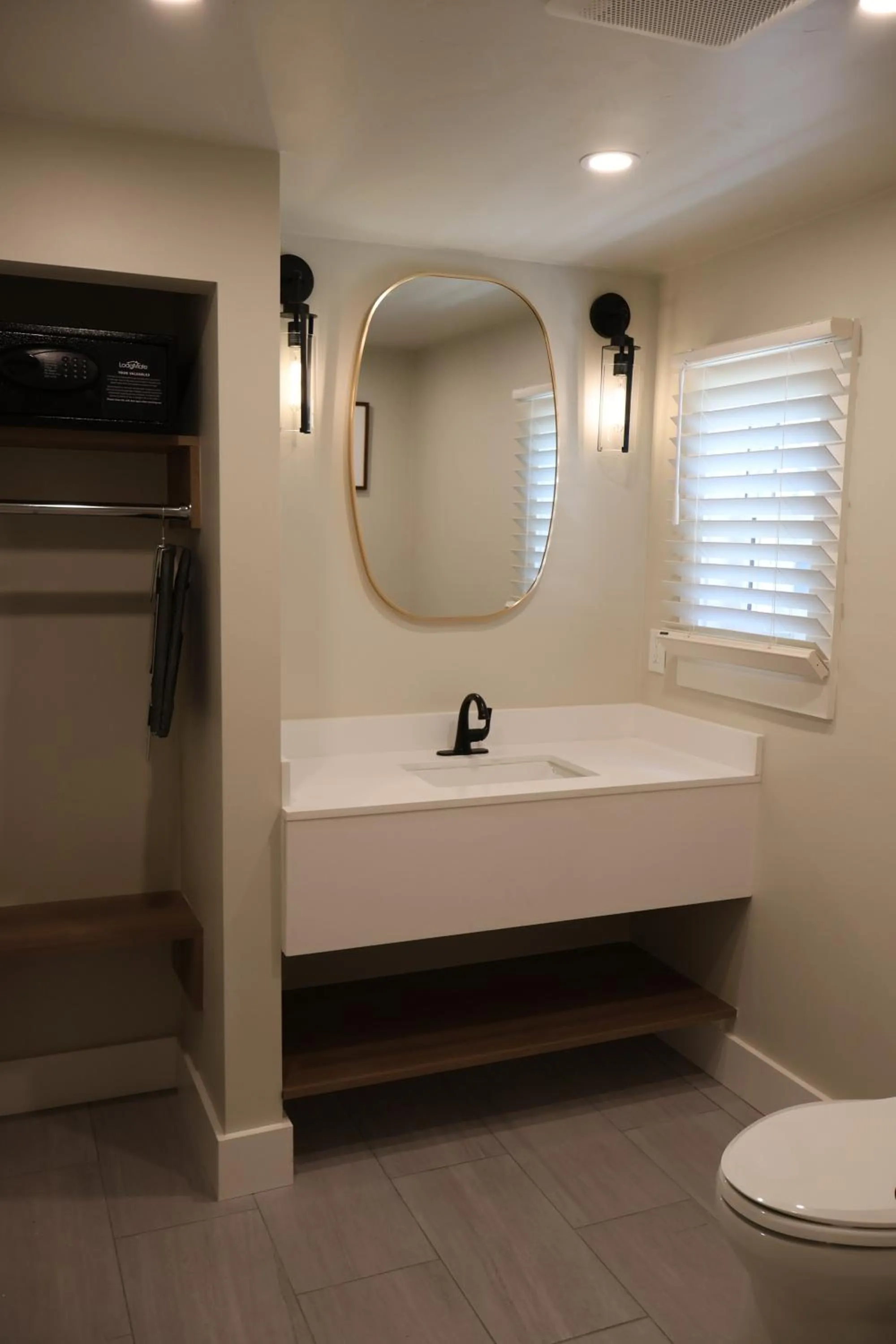Bathroom in Elm House Inn