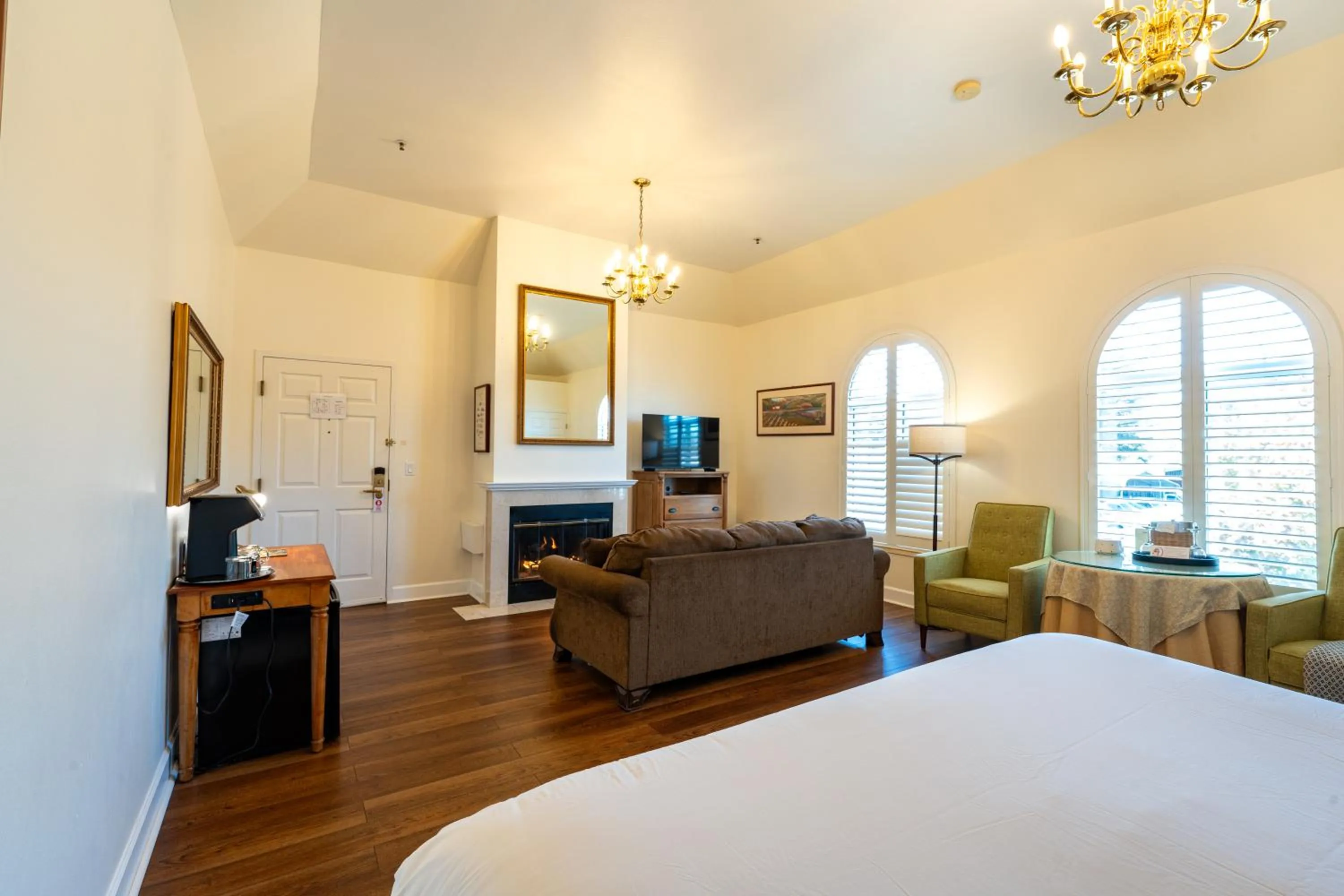 Photo of the whole room, Bed in Elm House Inn