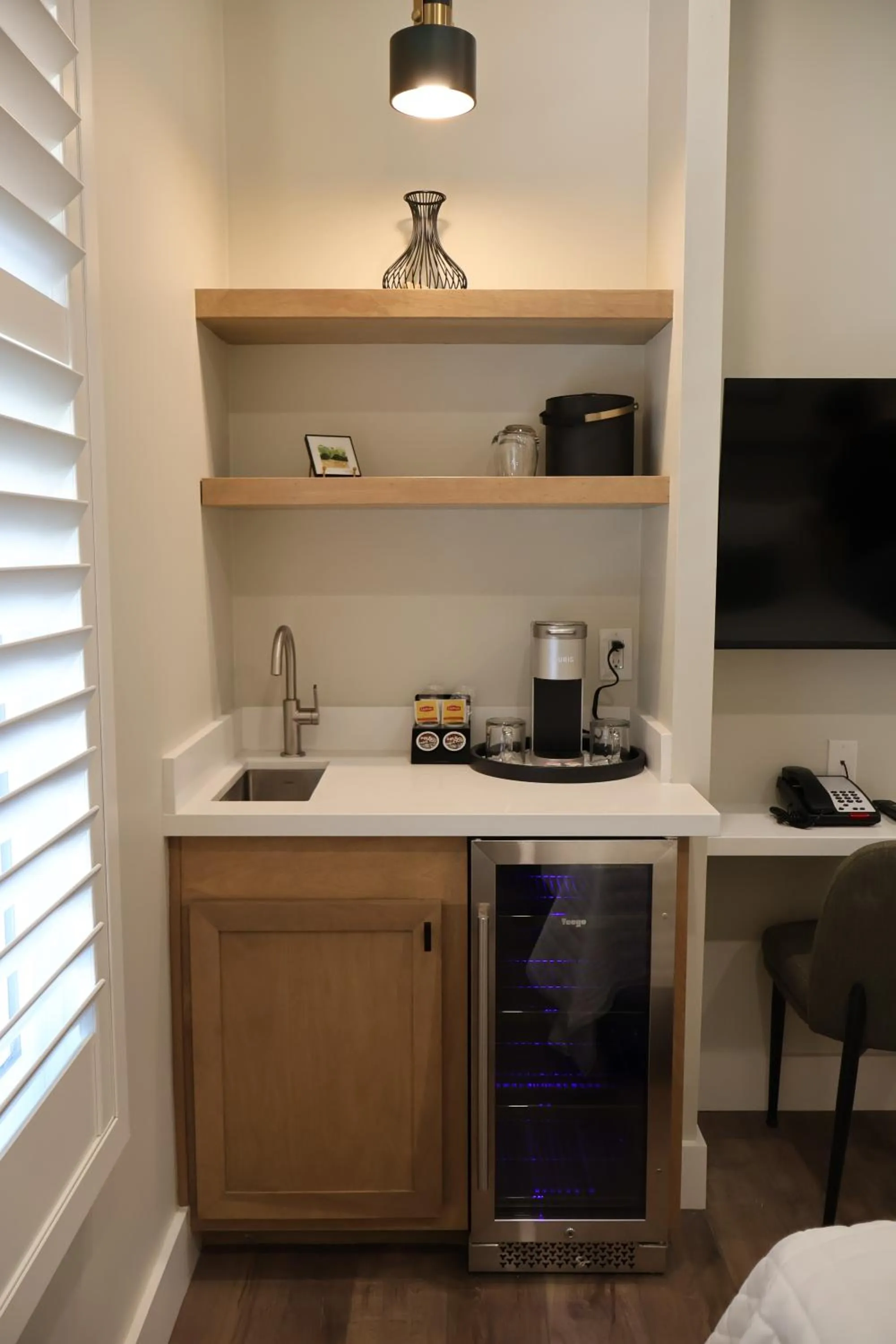 Coffee/tea facilities in Elm House Inn