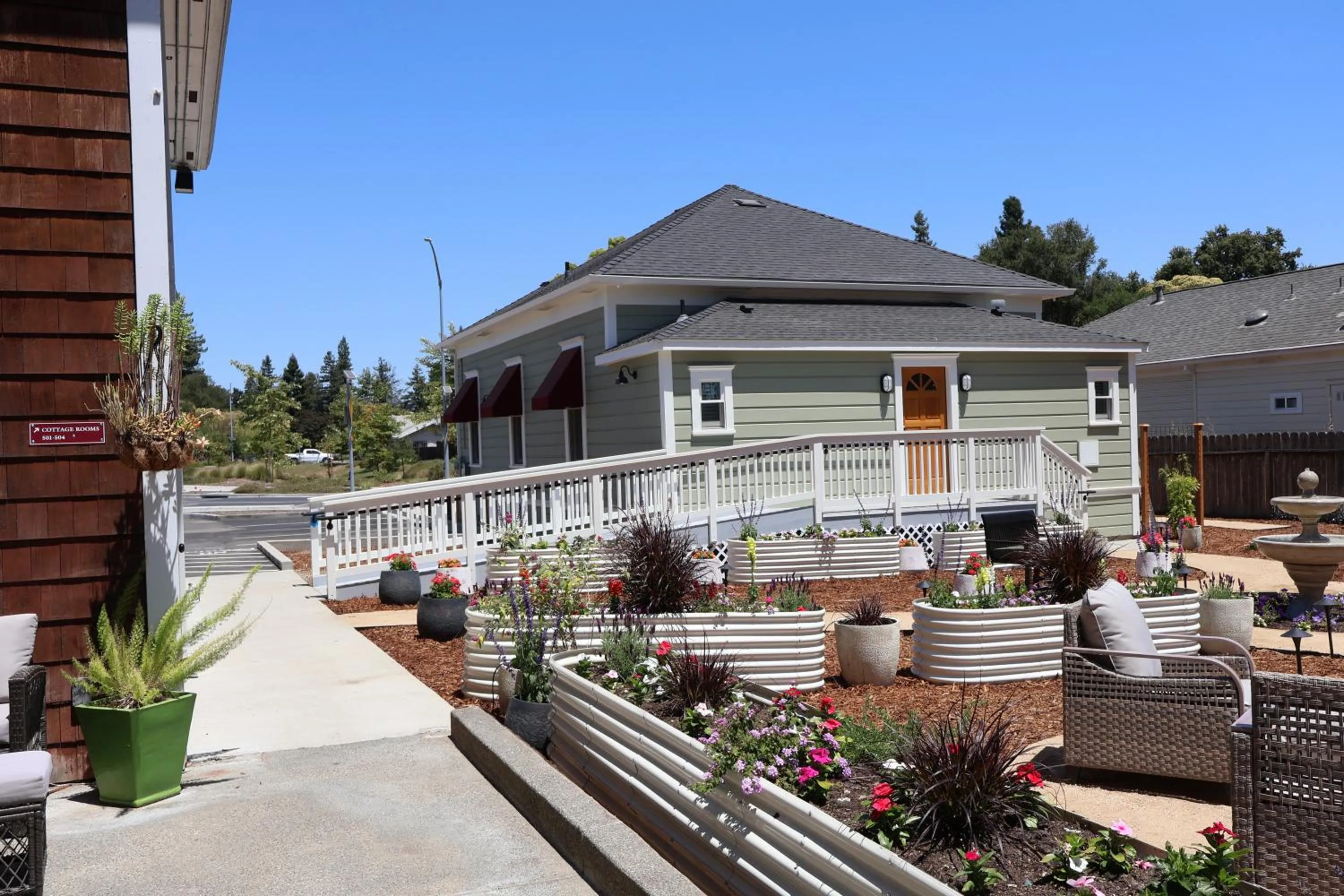 Inner courtyard view in Elm House Inn