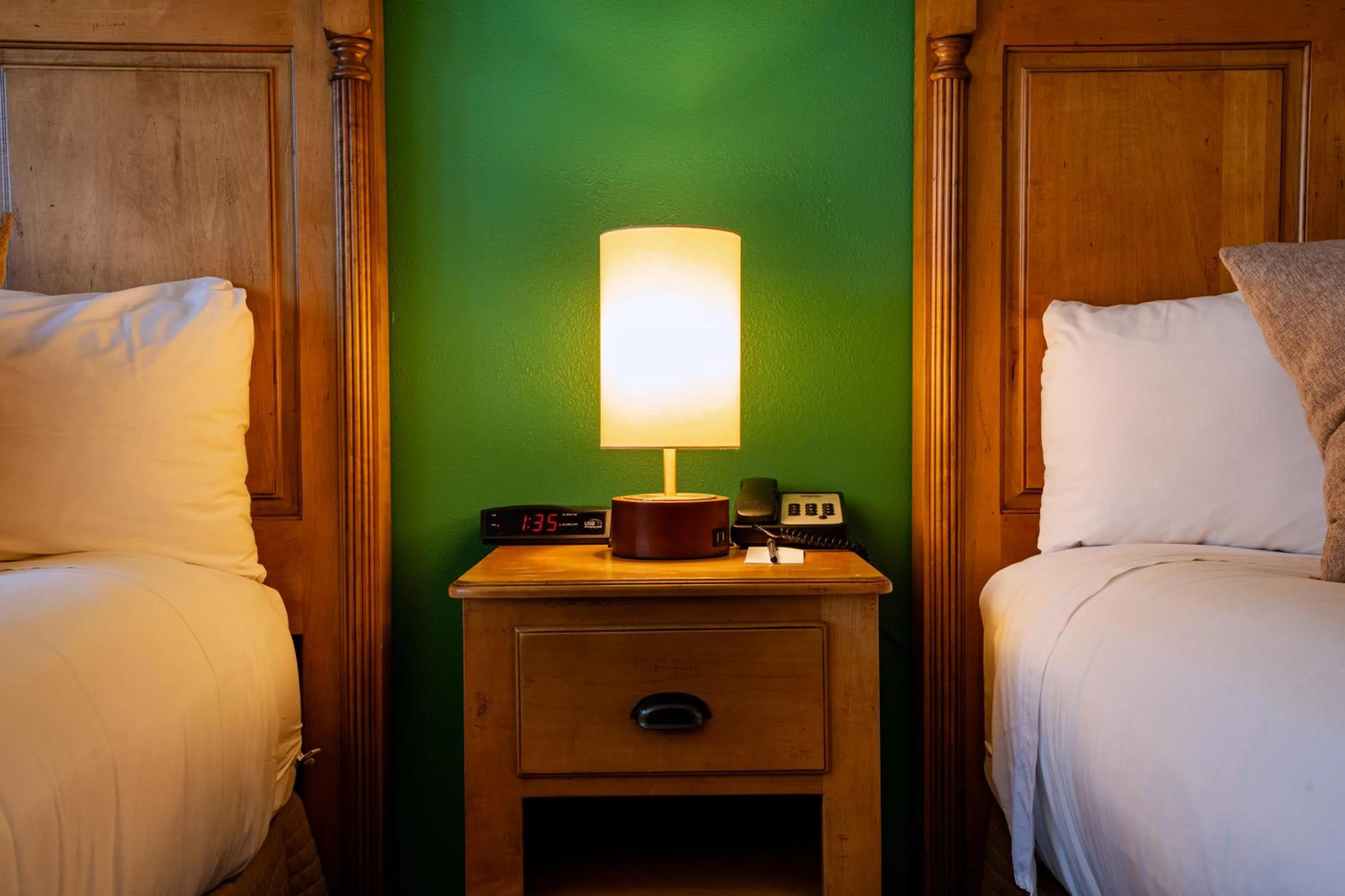 Bedroom, Bed in Elm House Inn