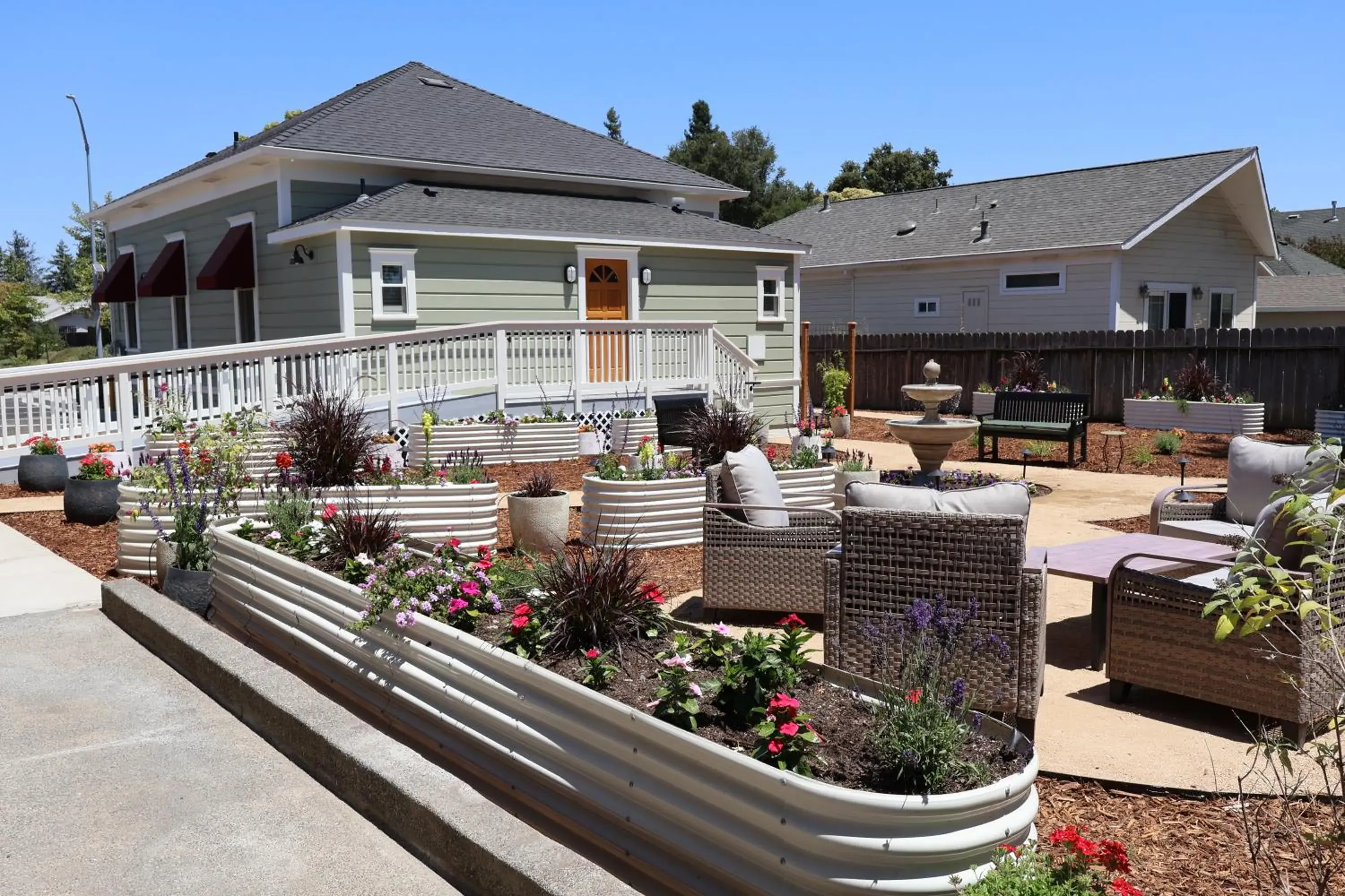 Inner courtyard view in Elm House Inn Inner courtyard view in Elm House Inn