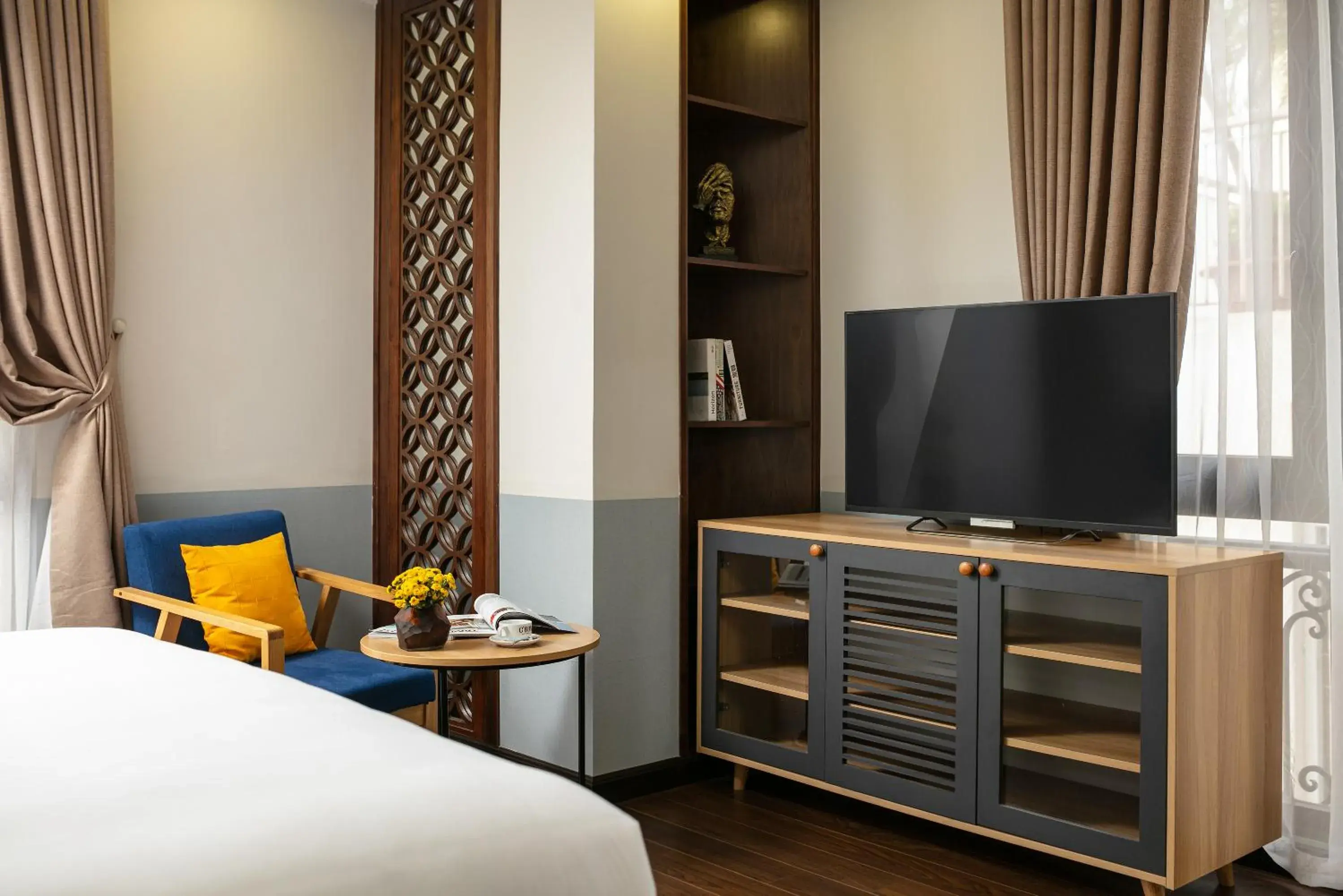 TV and multimedia, Bed in C'Bon Hotel Do Quang TV and multimedia, Bed in C'Bon Hotel Do Quang