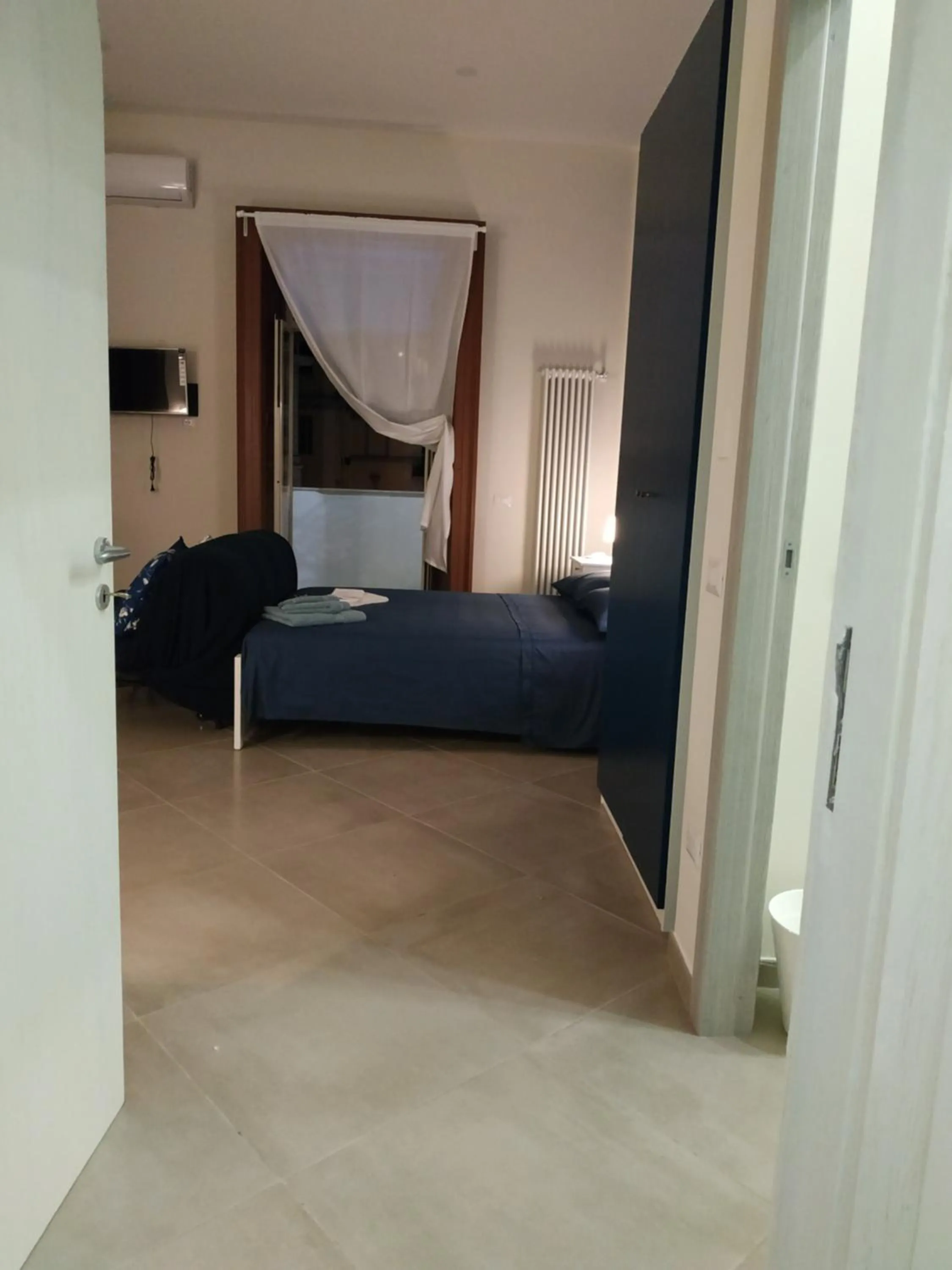 Photo of the whole room, Bed in Sun&TheCity