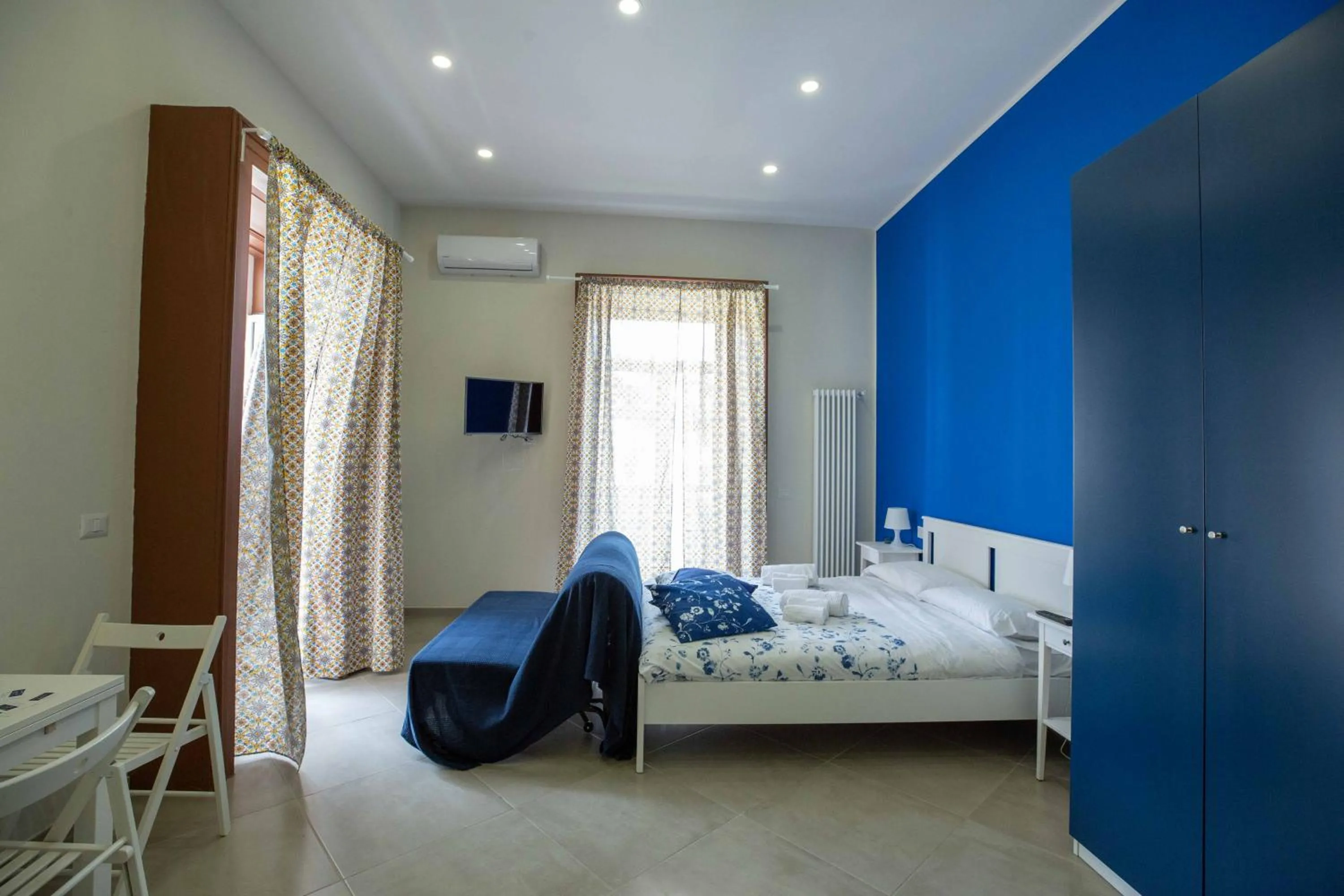 Photo of the whole room, Bed in Sun&TheCity