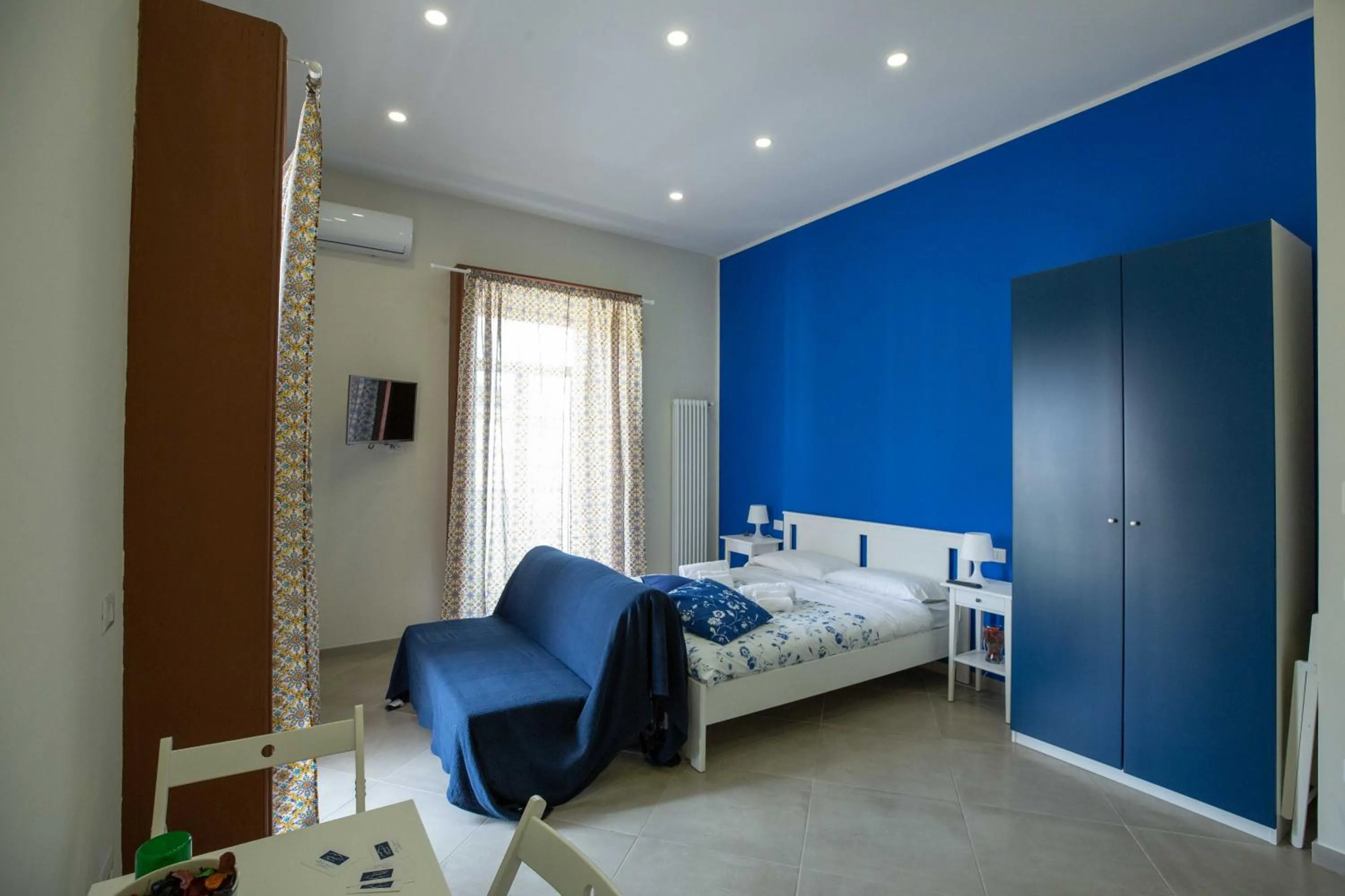 Photo of the whole room, Bed in Sun&TheCity