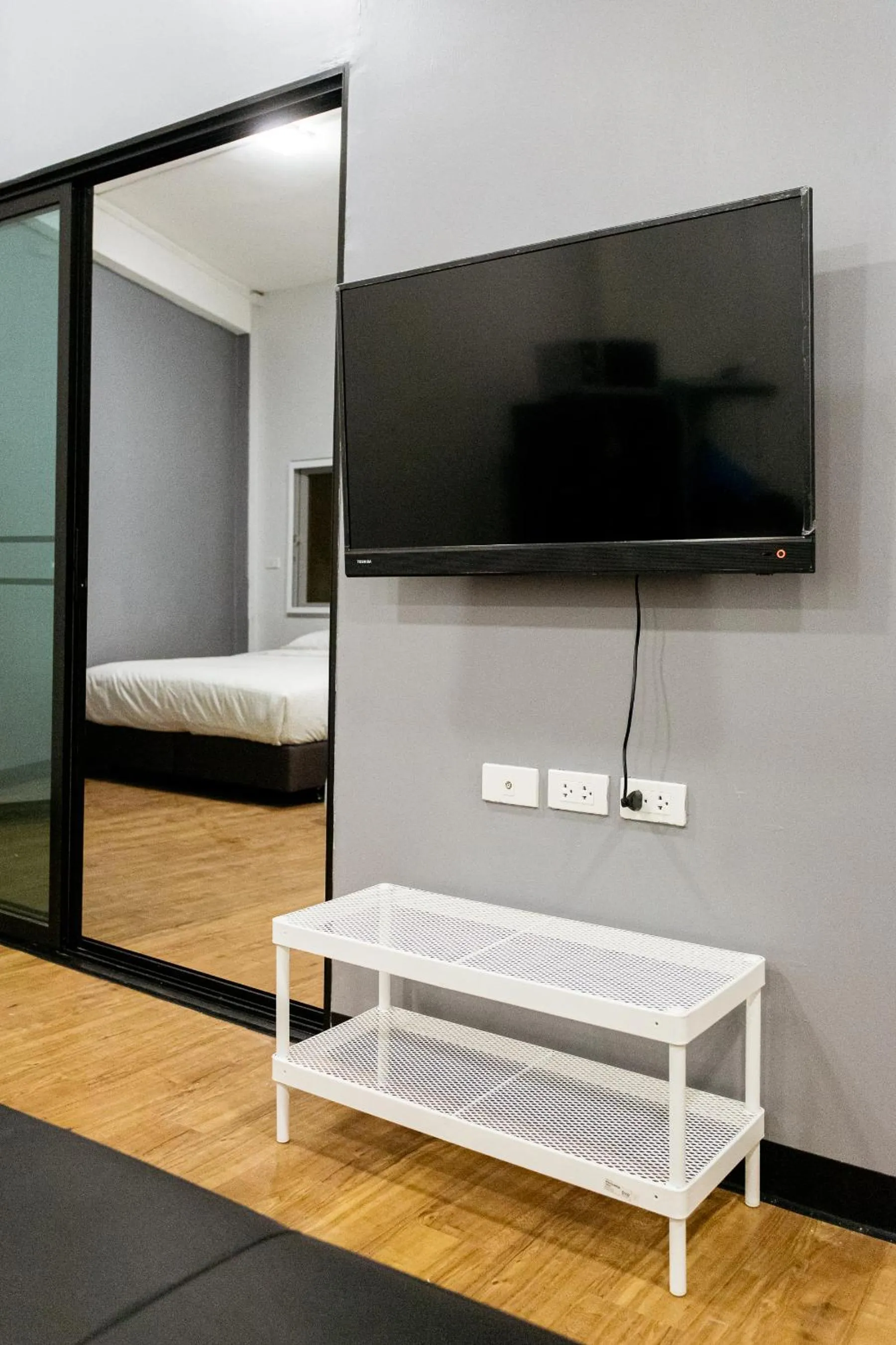 Bed in U4 Large 2 bed rooms full kitchen 200m to BTS