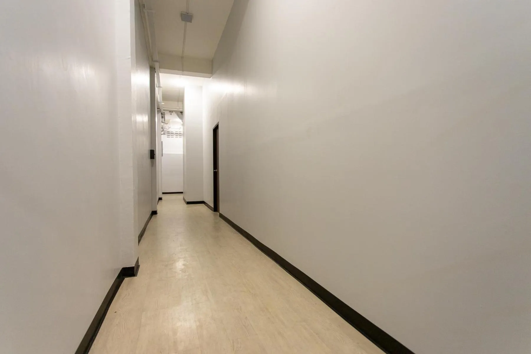 U4 Large 2 bed rooms full kitchen 200m to BTS