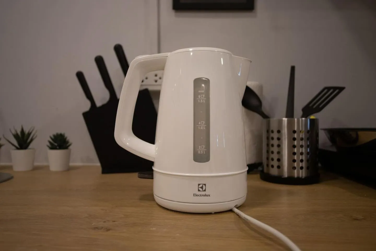 U4 Large 2 bed rooms full kitchen 200m to BTS