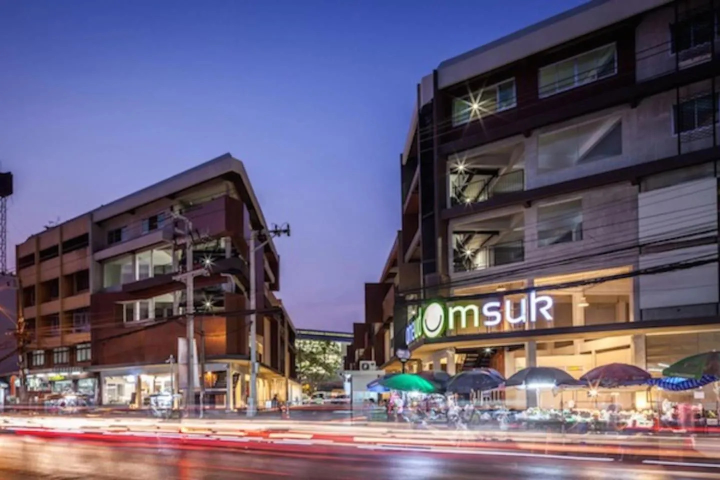 U4 Large 2 bed rooms full kitchen 200m to BTS