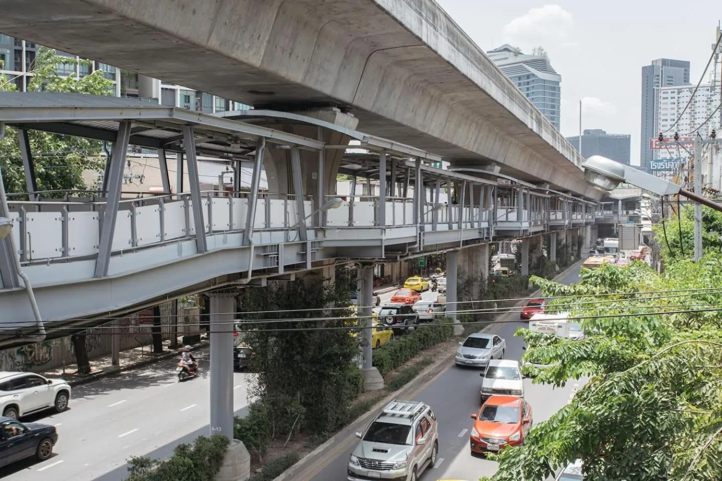 U4 Large 2 bed rooms full kitchen 200m to BTS