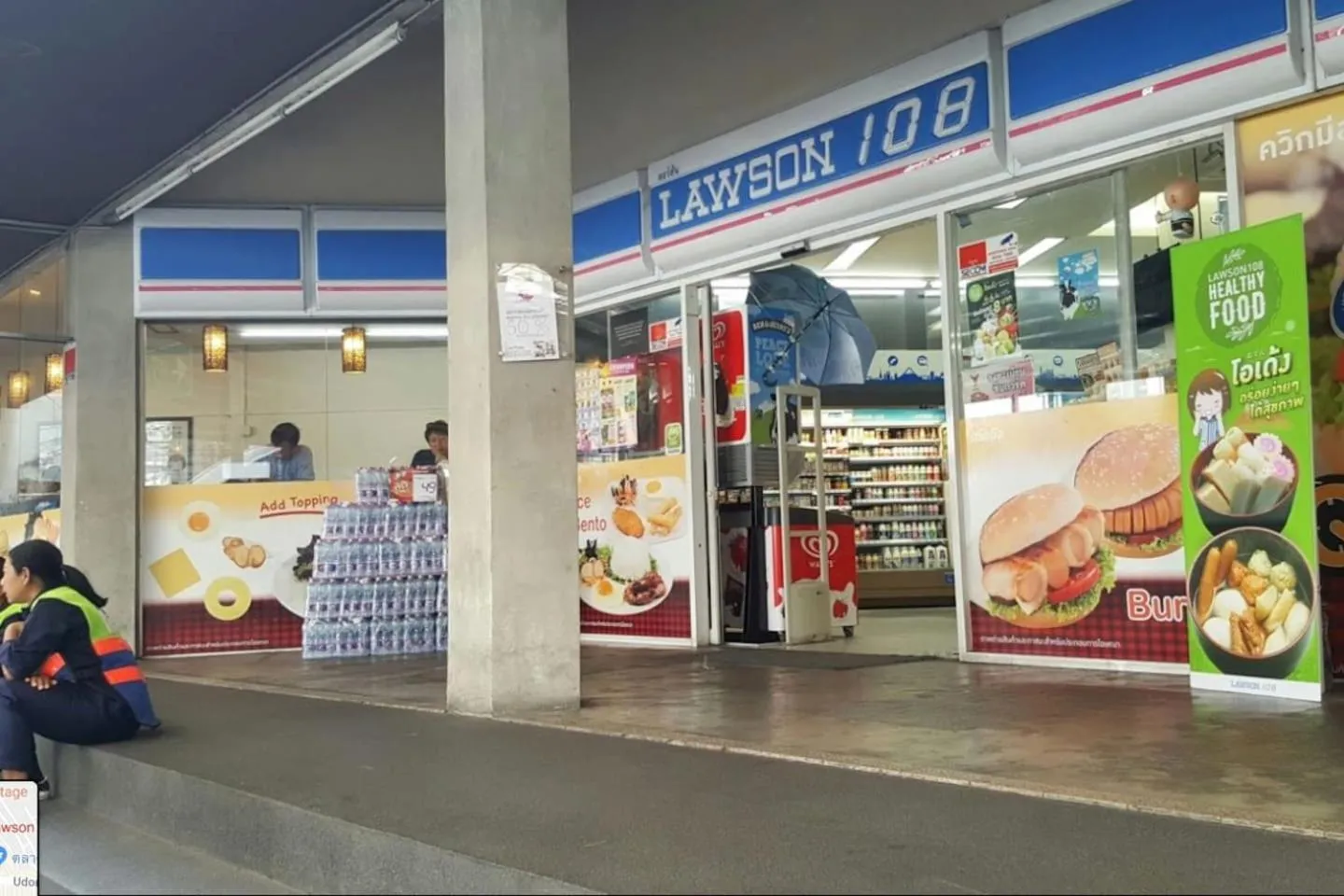 U4 Large 2 bed rooms full kitchen 200m to BTS