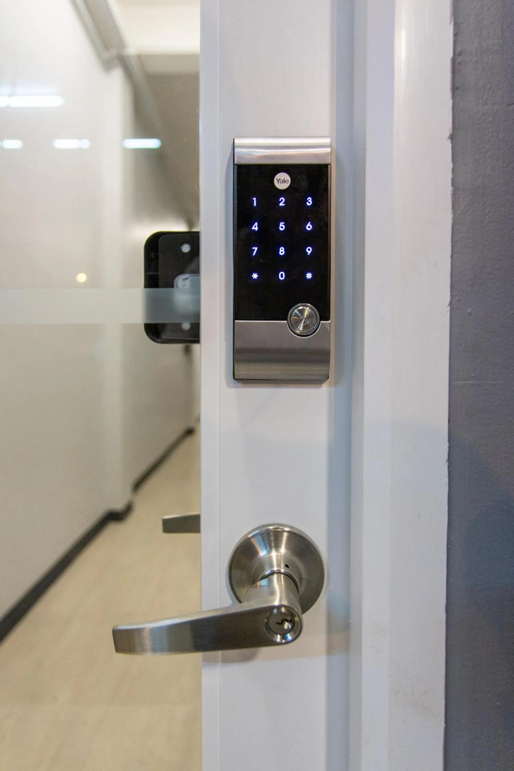 U4 Large 2 bed rooms full kitchen 200m to BTS