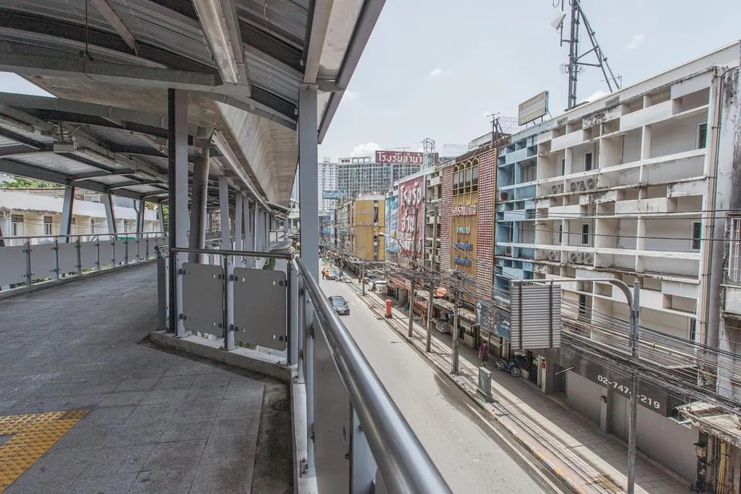 U4 Large 2 bed rooms full kitchen 200m to BTS