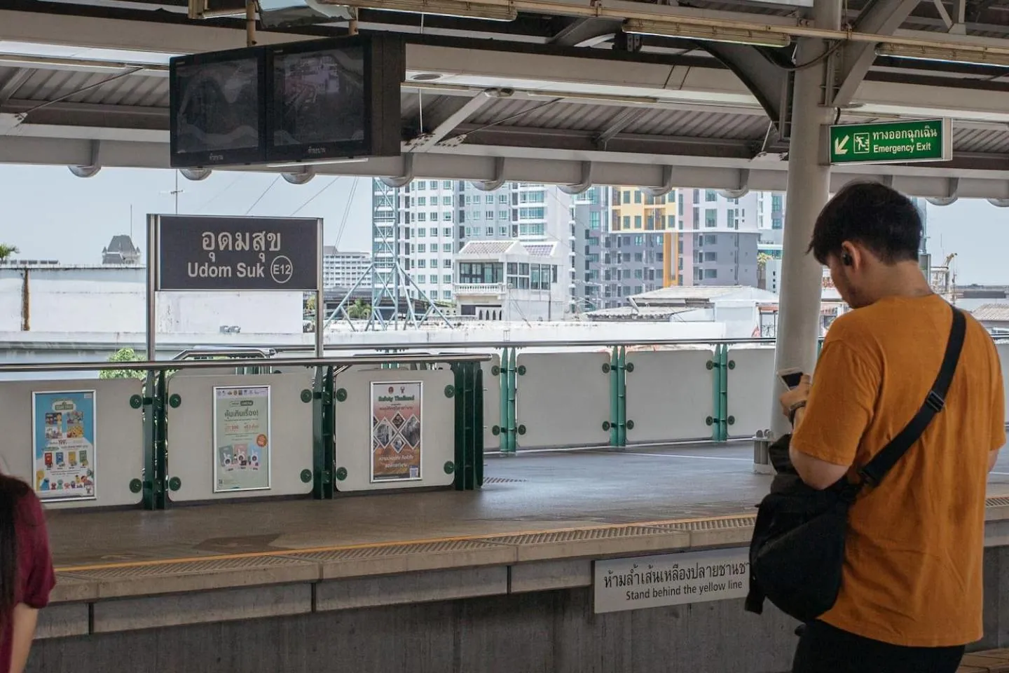 U4 Large 2 bed rooms full kitchen 200m to BTS