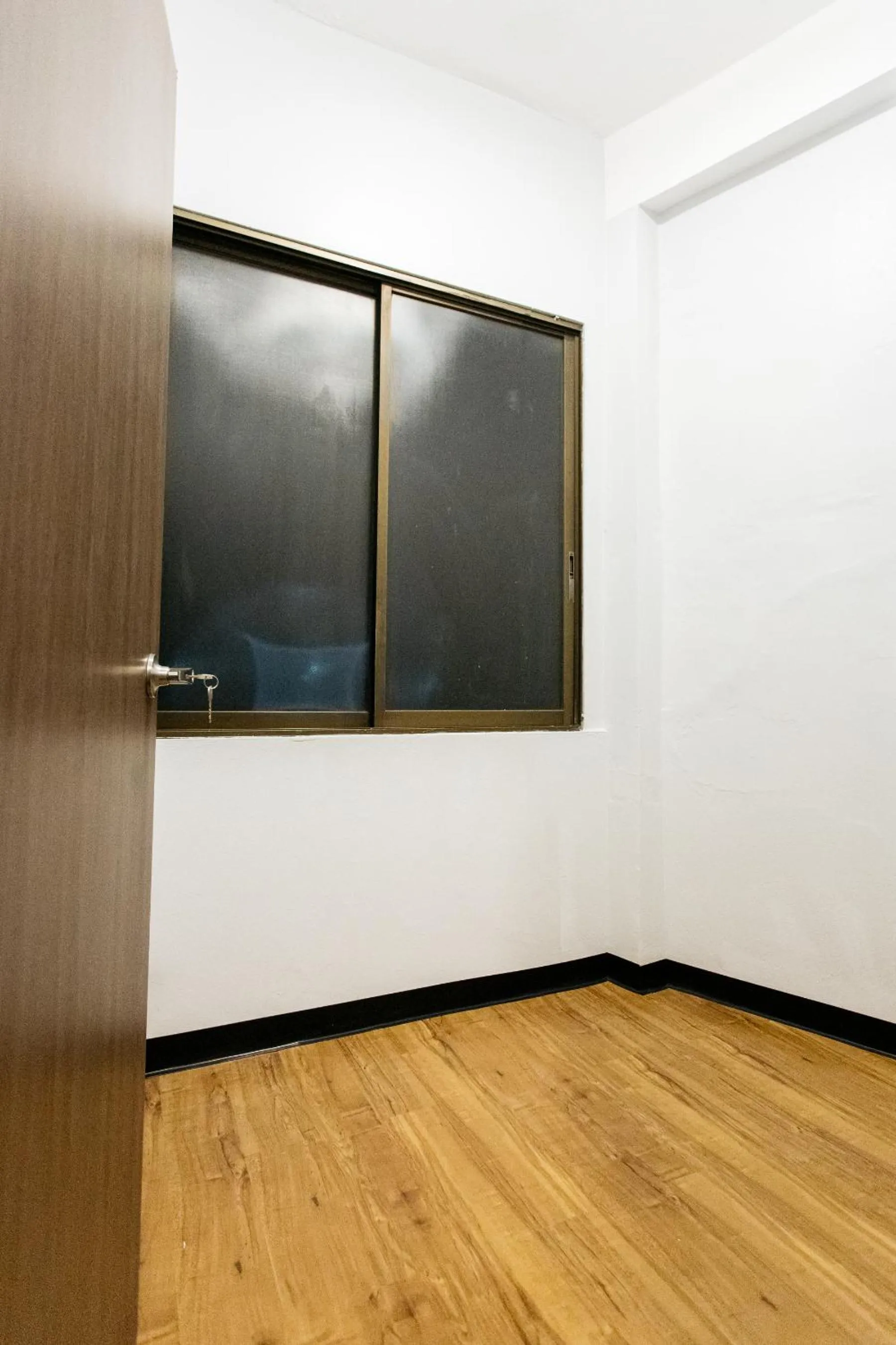 U4 Large 2 bed rooms full kitchen 200m to BTS