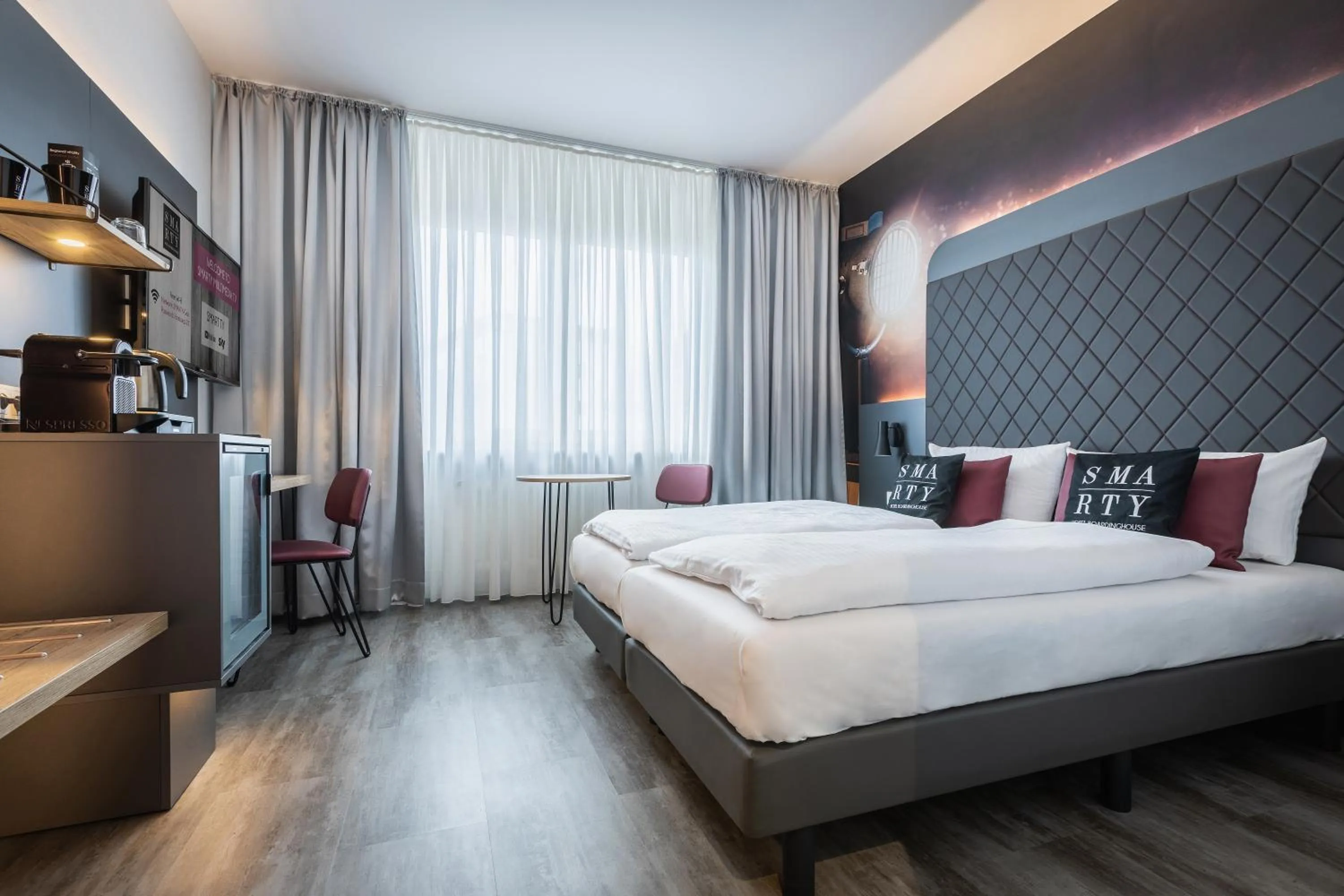 Photo of the whole room, Bed in SMARTY Hotel Euler Homburg, Saar - KONTAKTLOSER SELF CHECK-IN