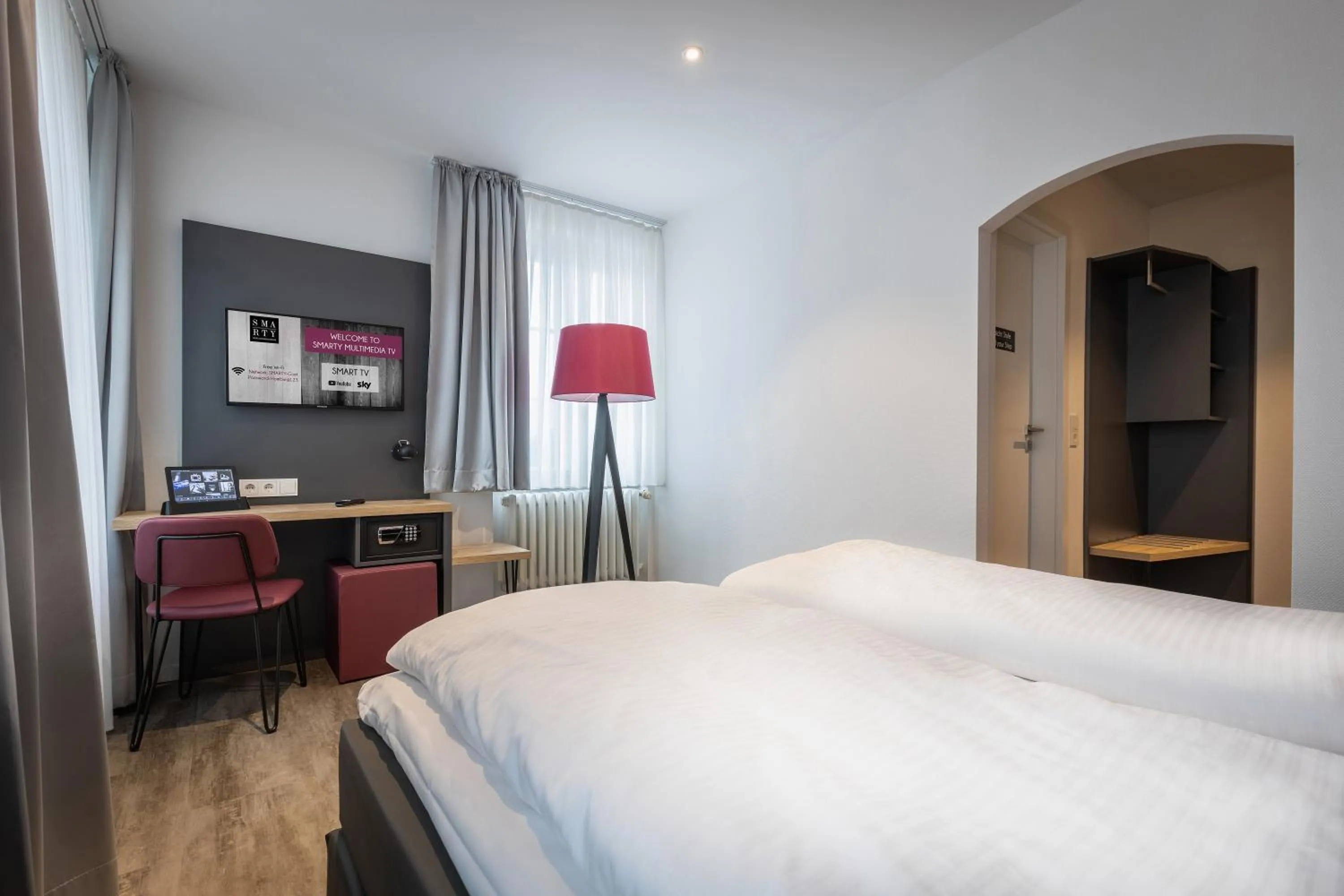 Photo of the whole room, Bed in SMARTY Hotel Euler Homburg, Saar - KONTAKTLOSER SELF CHECK-IN