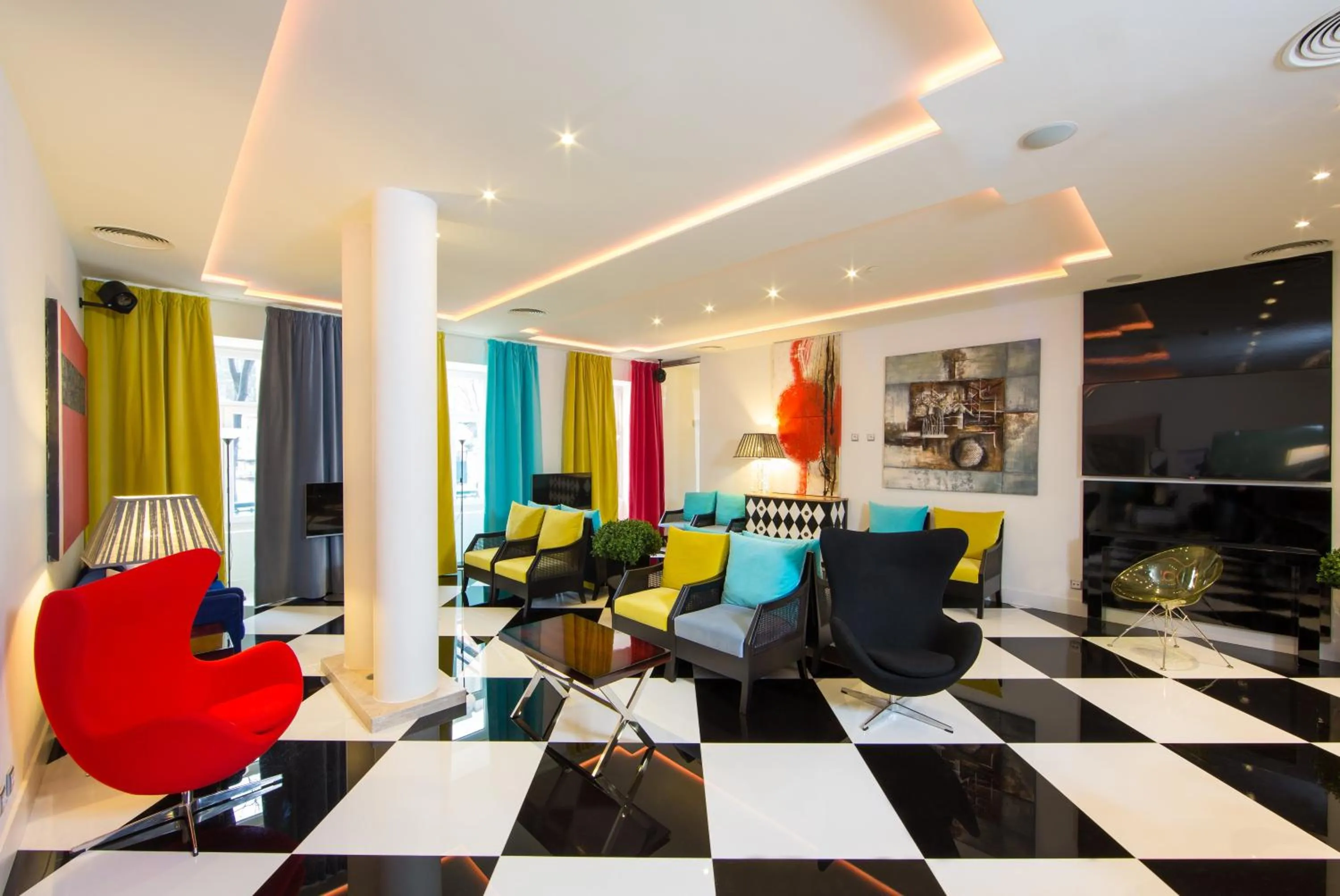 Lounge or bar in Holiday Inn Express Lisboa - Av. Liberdade by IHG