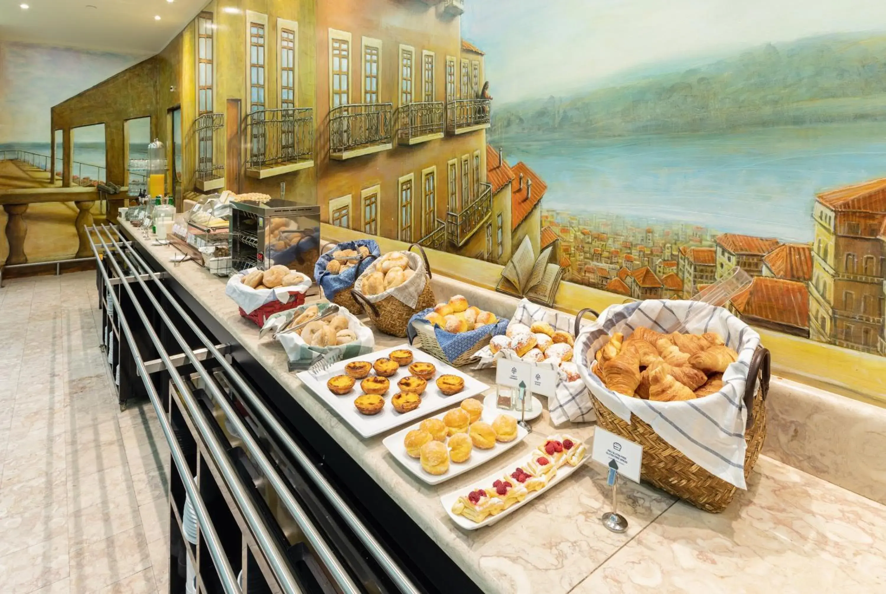 Restaurant/places to eat in Holiday Inn Express Lisboa - Av. Liberdade by IHG Restaurant/places to eat in Holiday Inn Express Lisboa - Av. Liberdade by IHG