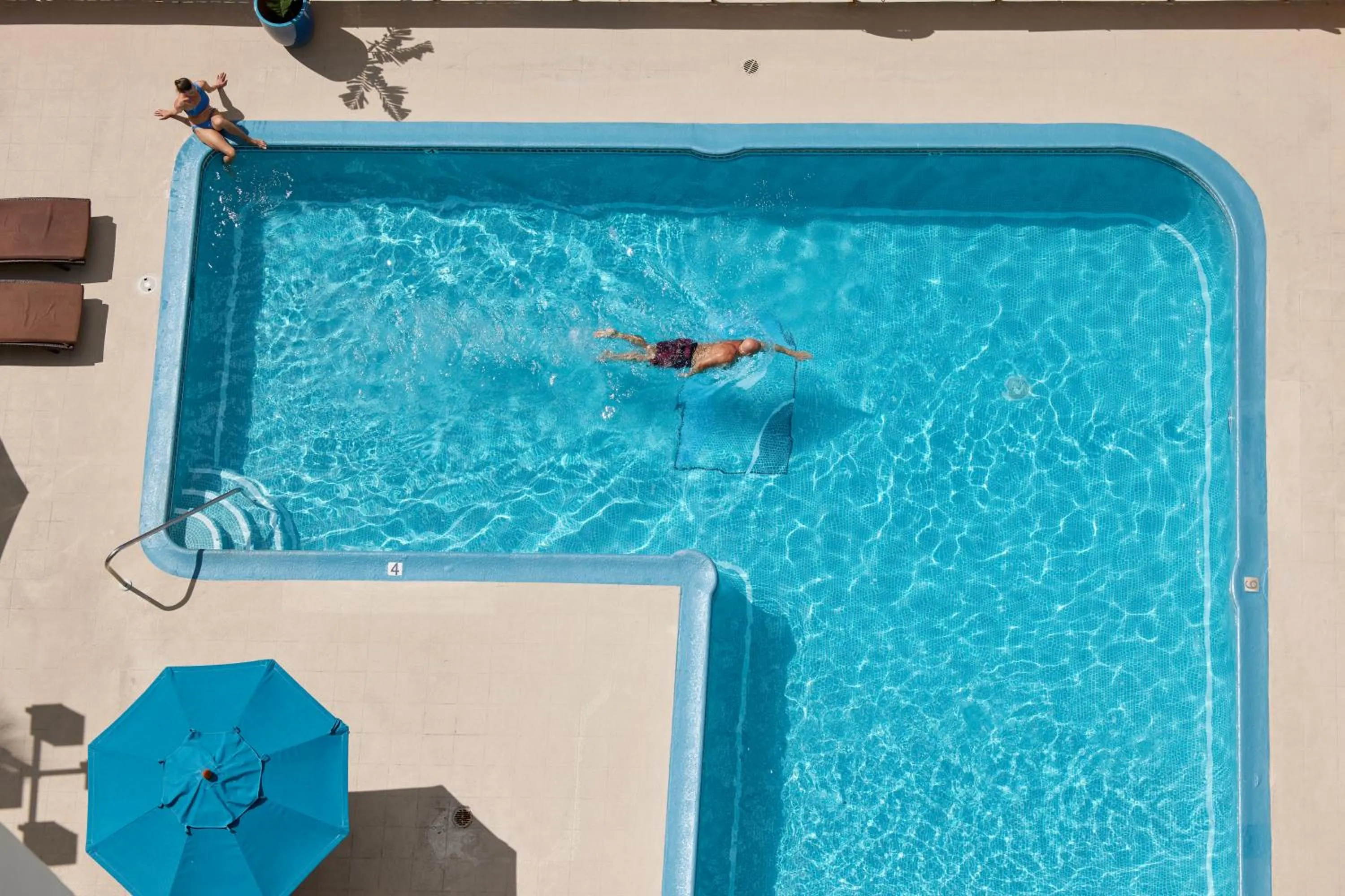 Swimming pool in Waikiki Resort Hotel