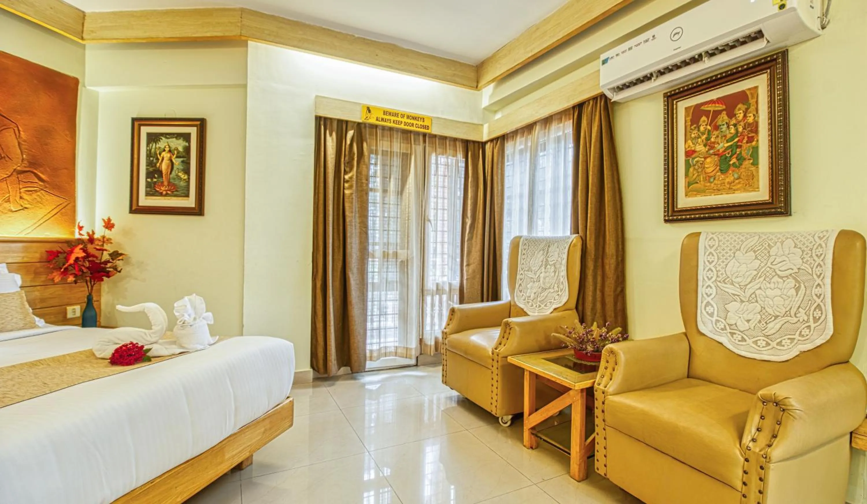 Living room, Bed in Parklane Hotel