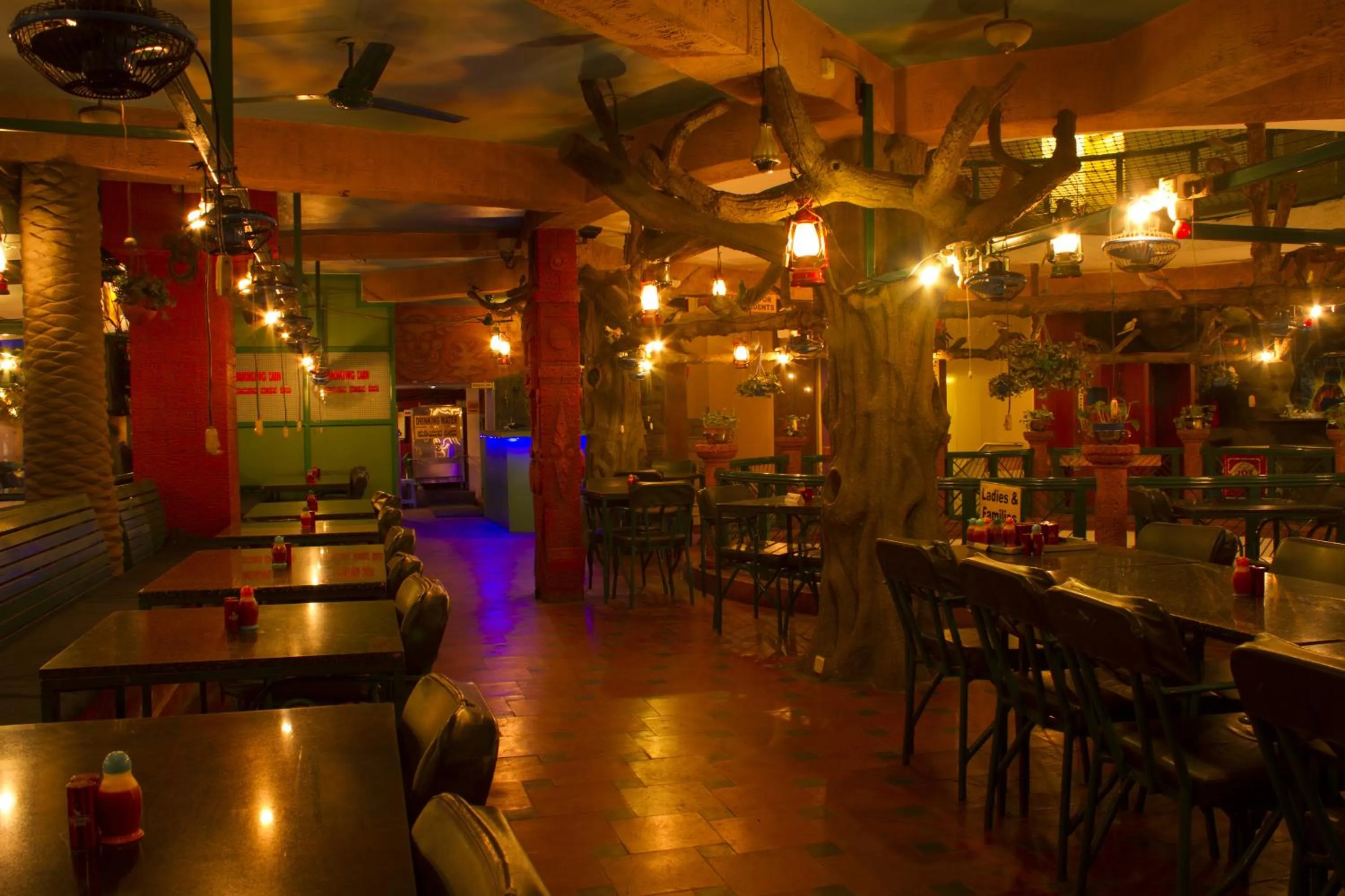 Restaurant/places to eat in Parklane Hotel