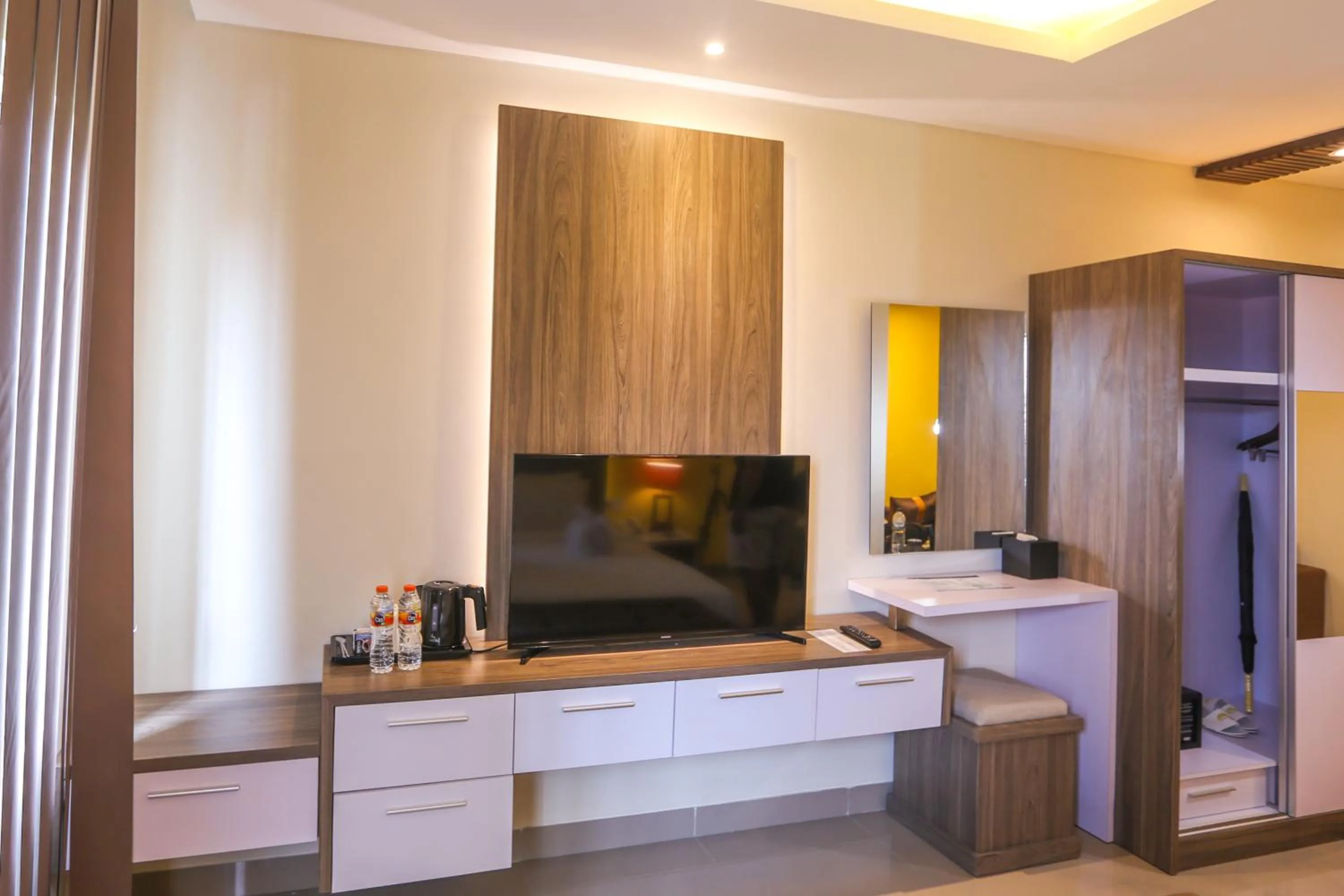 TV and multimedia in Canggu Dream Village Hotel and Suites