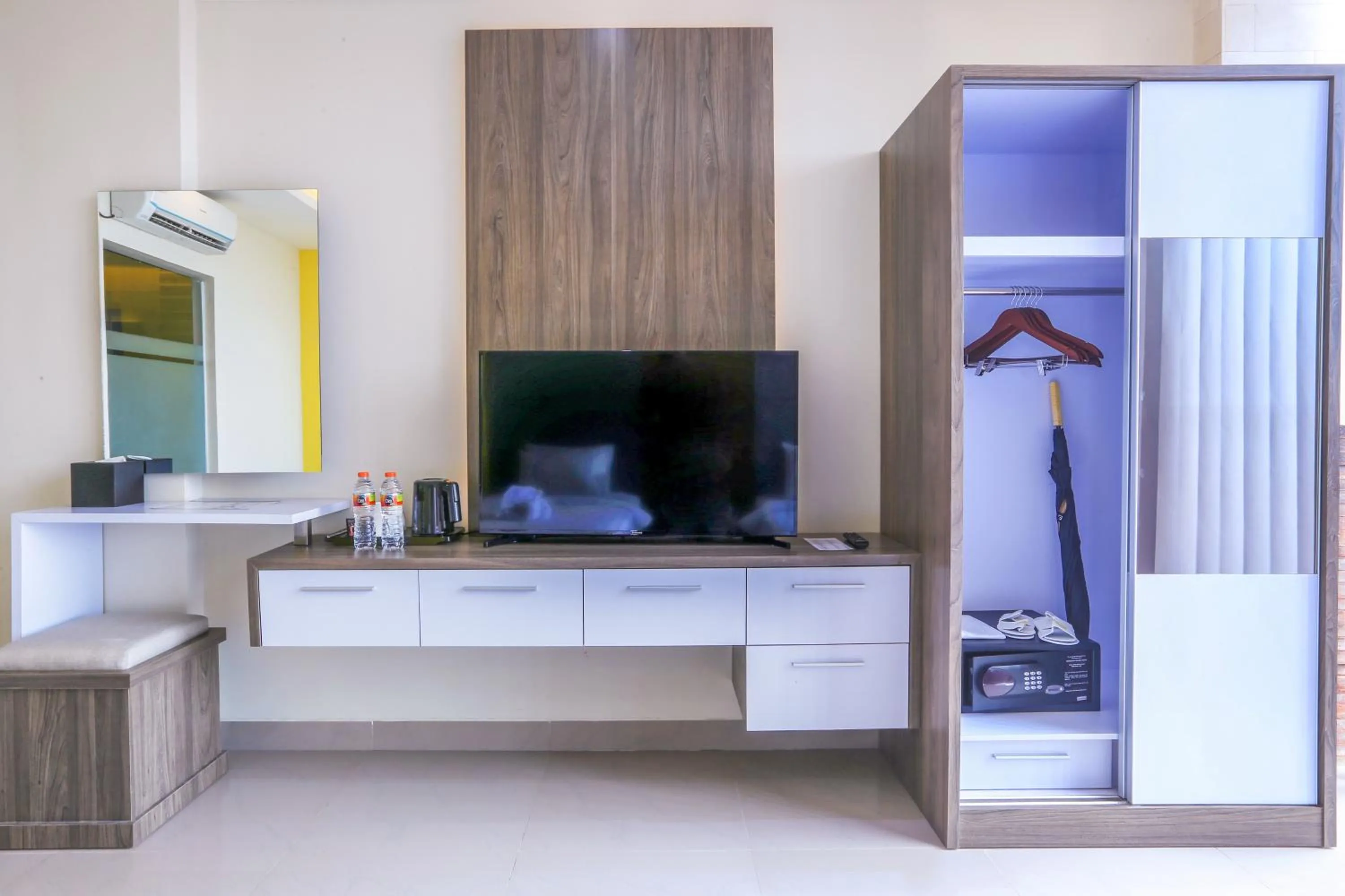 TV and multimedia in Canggu Dream Village Hotel and Suites