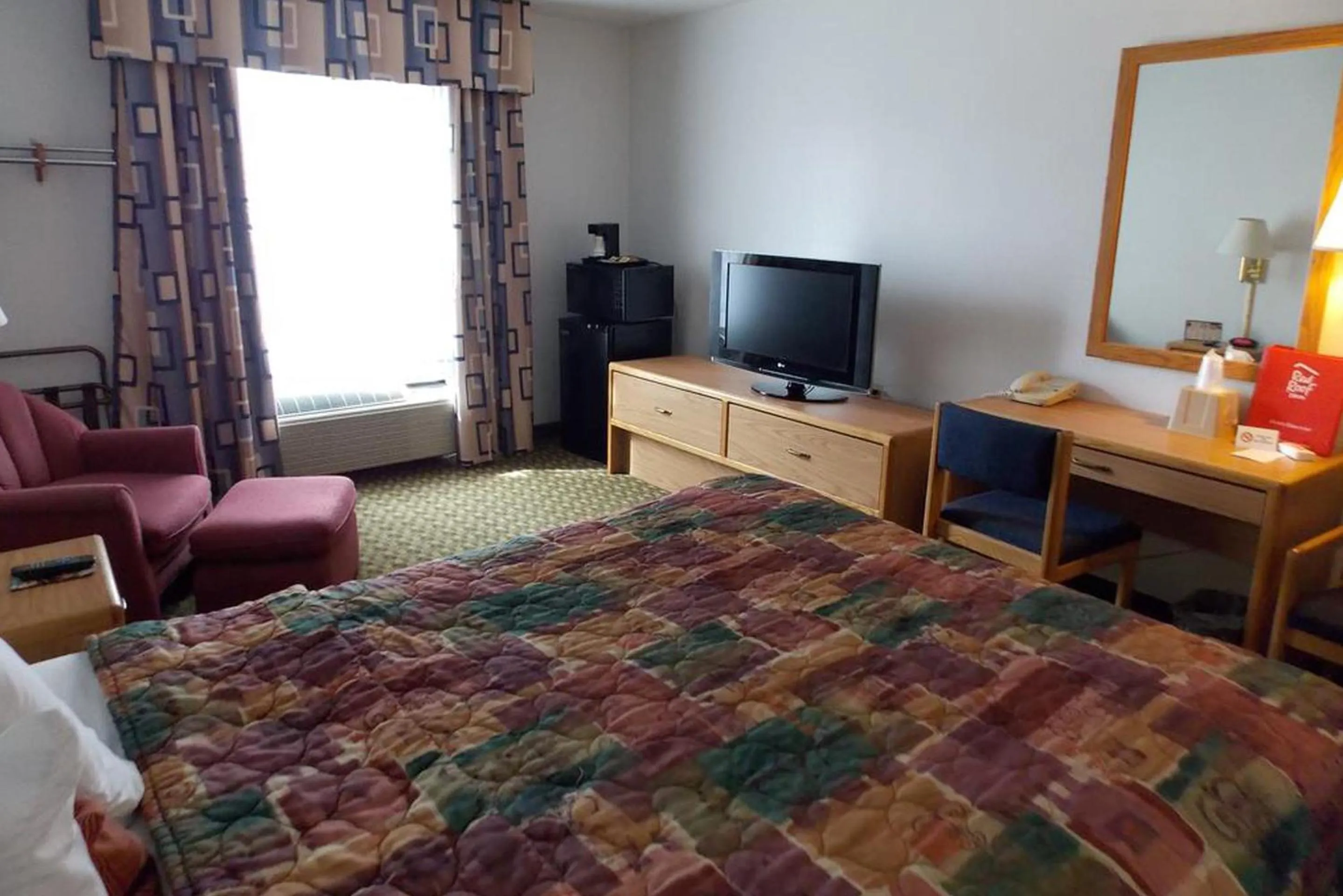 Bed, TV/Entertainment Center in Norwood Inn and Suites - Minneapolis-St Paul Roseville