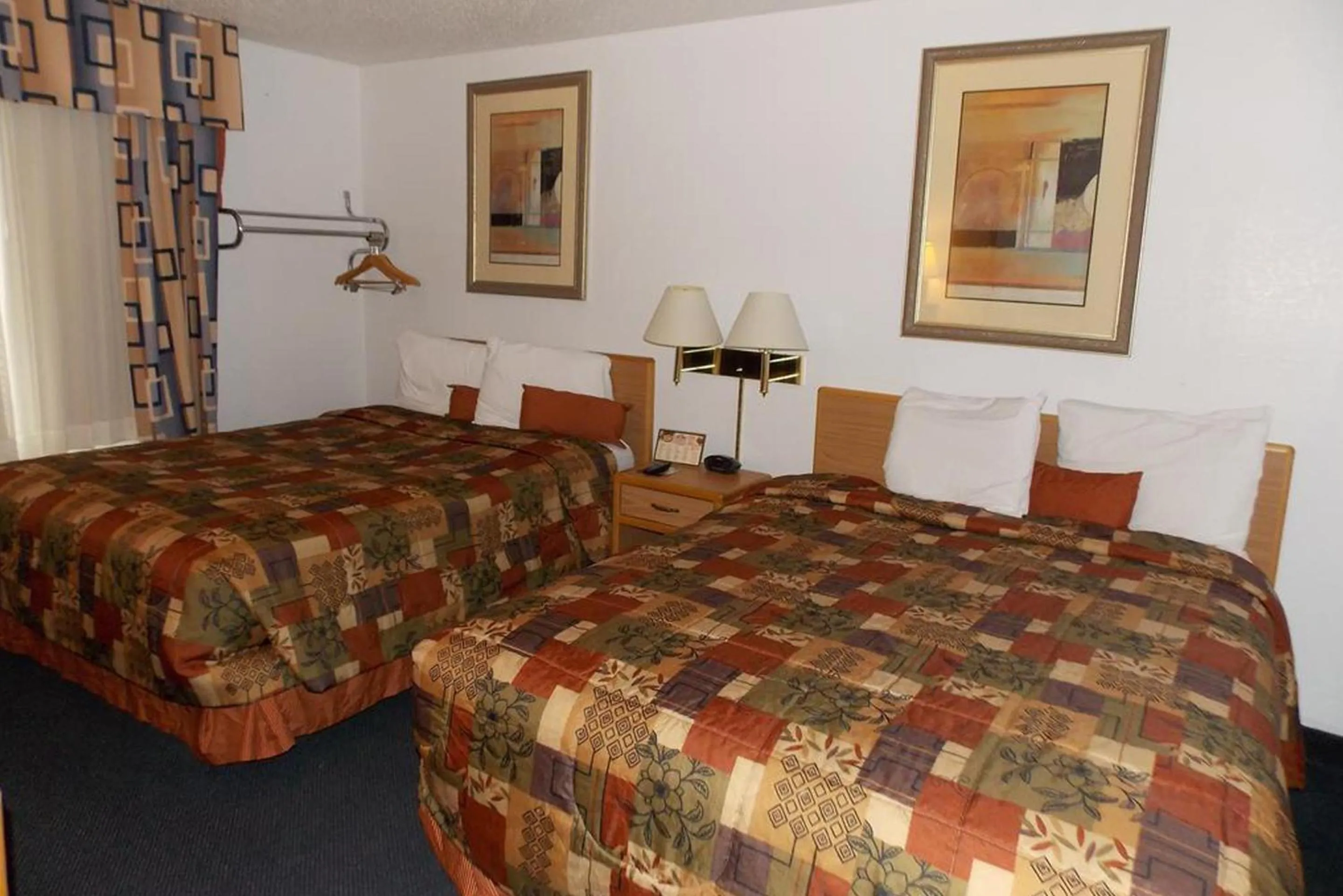 Bed in Norwood Inn and Suites - Minneapolis-St Paul Roseville