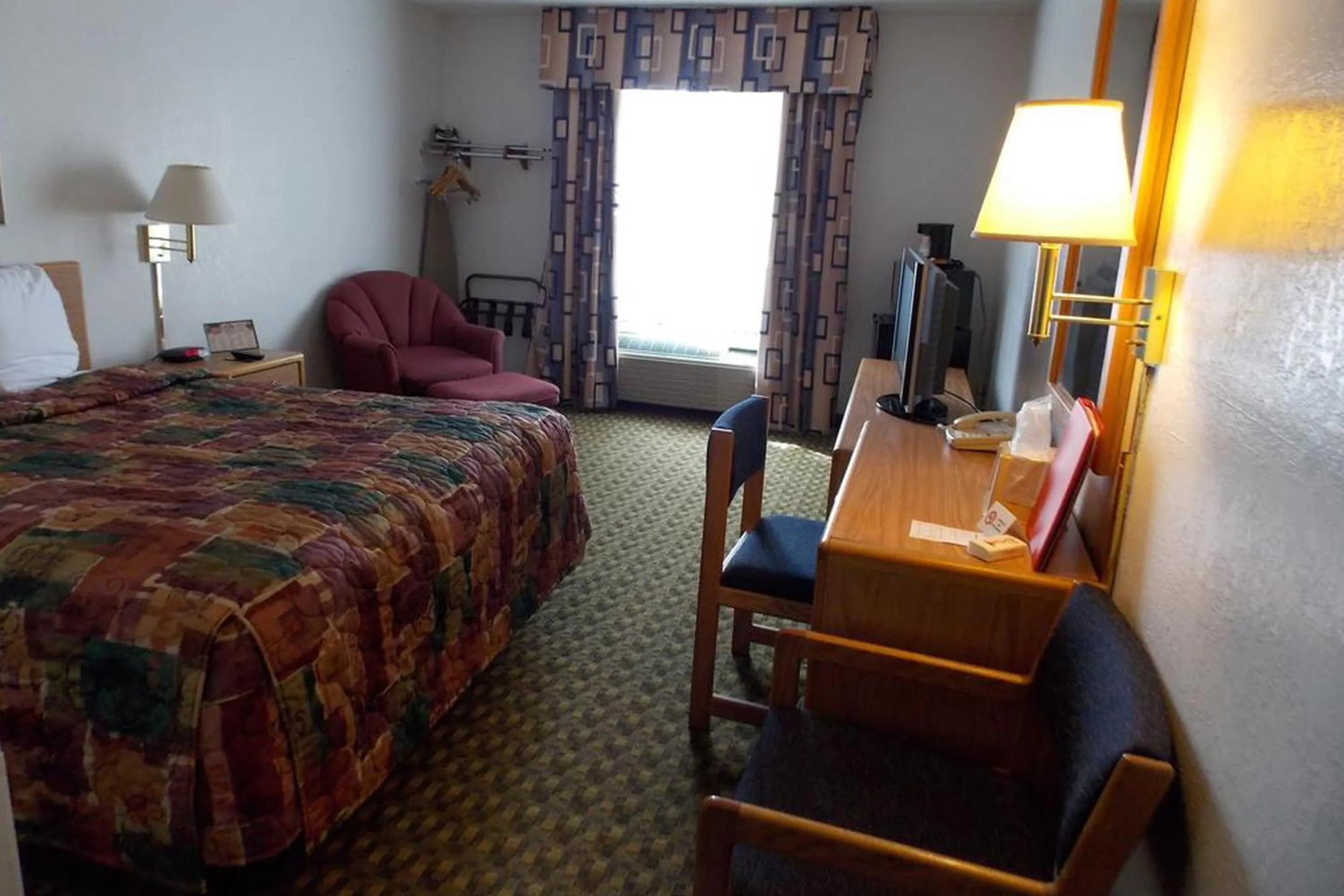 Bed in Norwood Inn and Suites - Minneapolis-St Paul Roseville