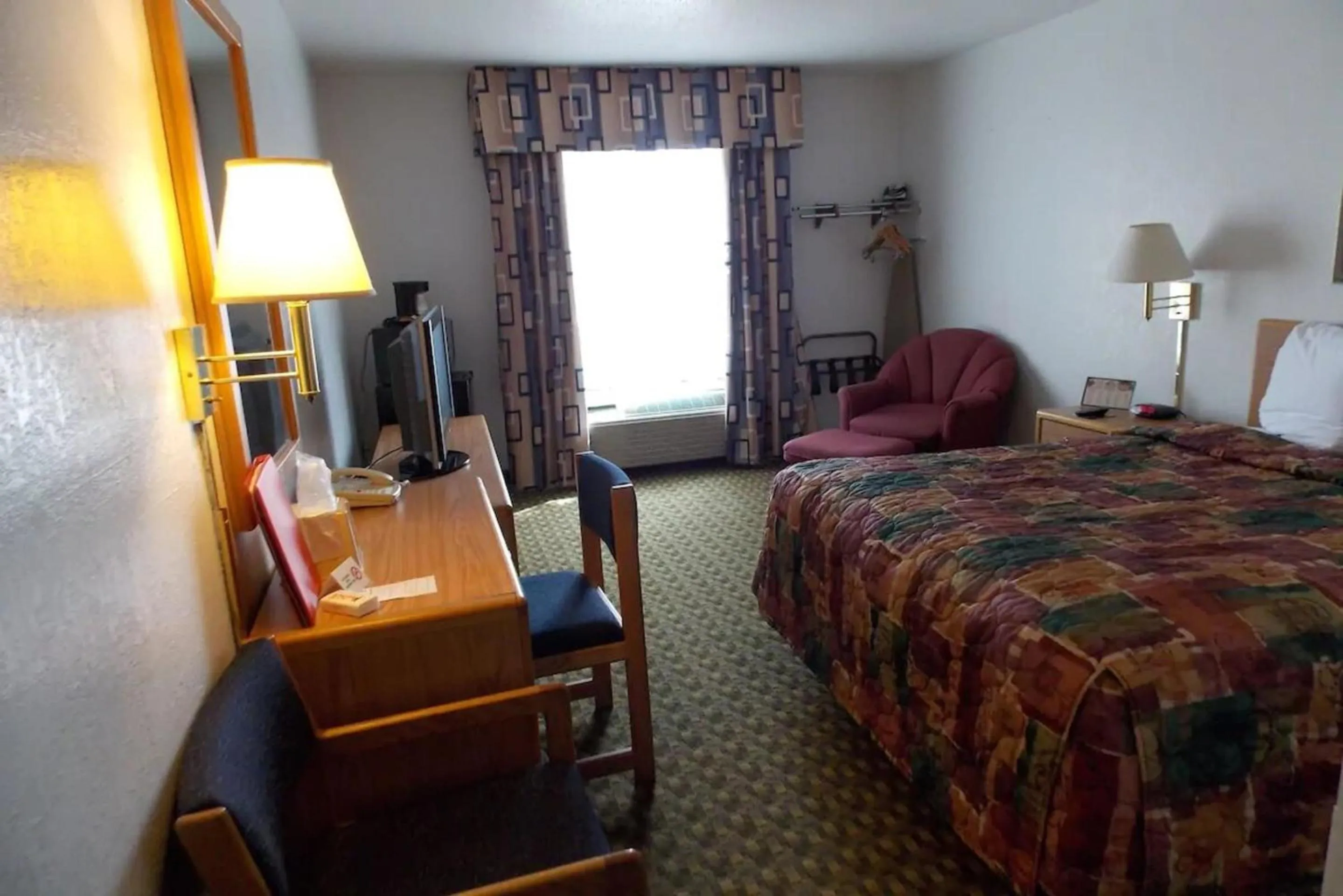 Bed in Norwood Inn and Suites - Minneapolis-St Paul Roseville