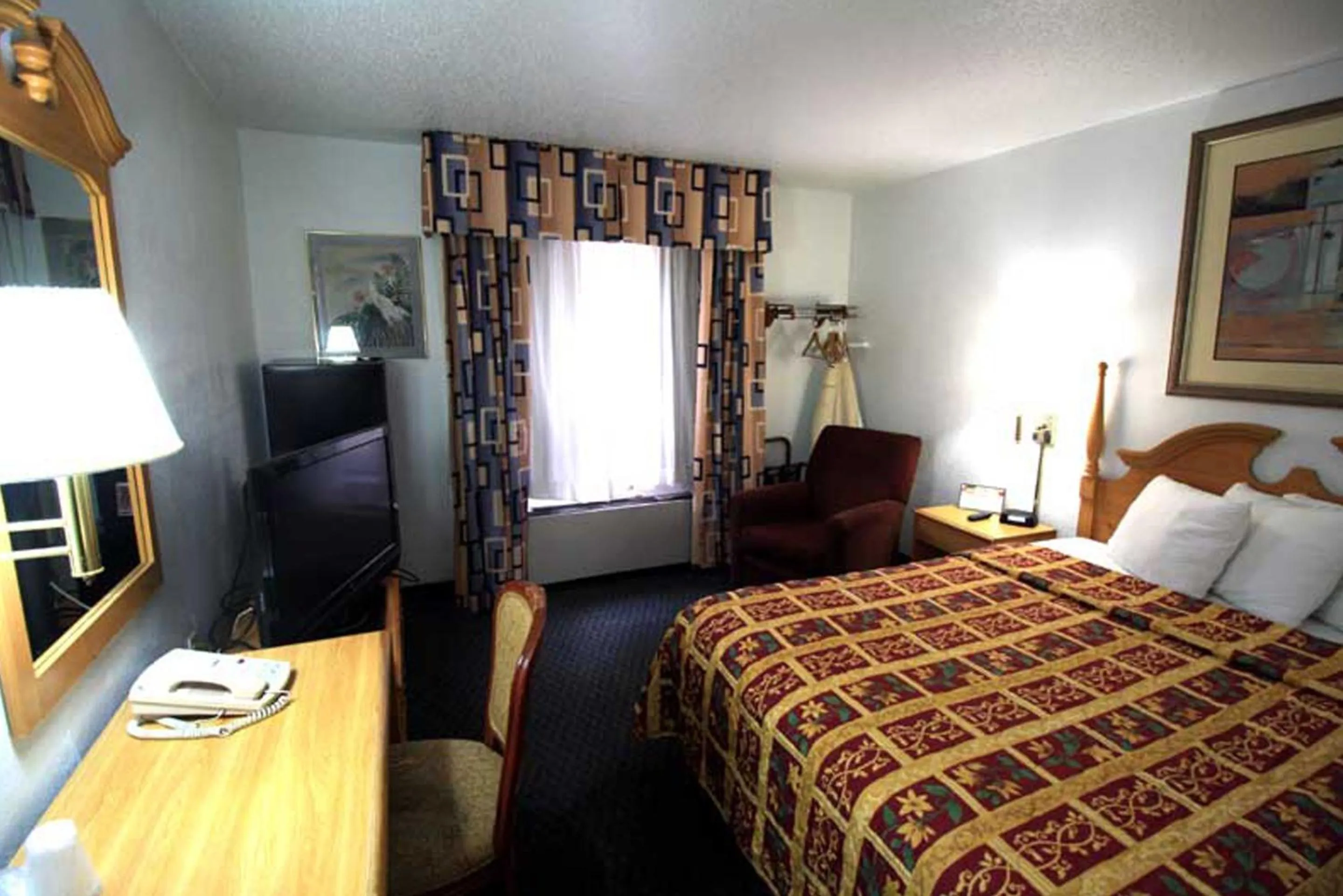 Bed in Norwood Inn and Suites - Minneapolis-St Paul Roseville
