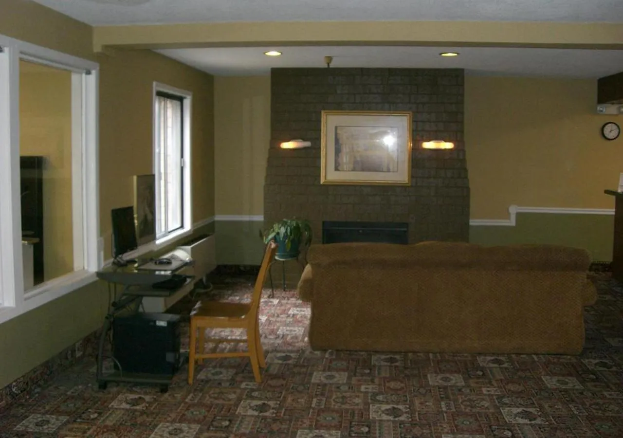 TV and multimedia, TV/Entertainment Center in Norwood Inn and Suites - Minneapolis-St Paul Roseville