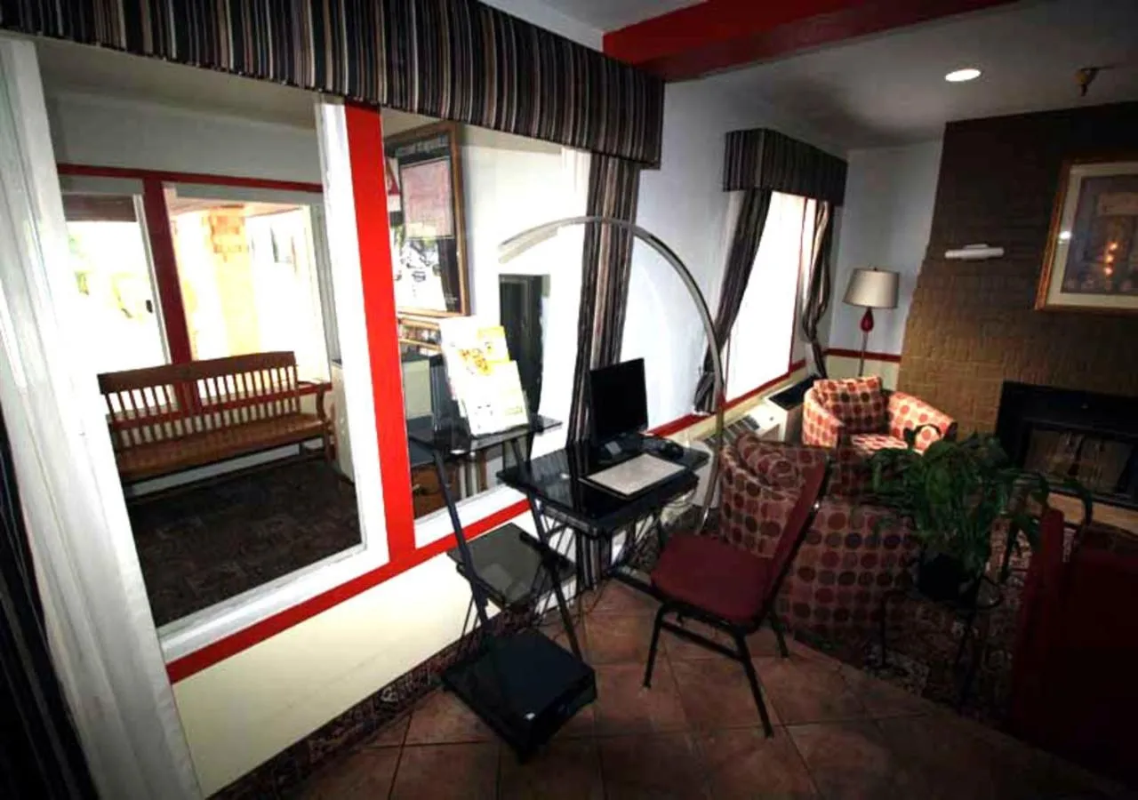 Living room in Norwood Inn and Suites - Minneapolis-St Paul Roseville